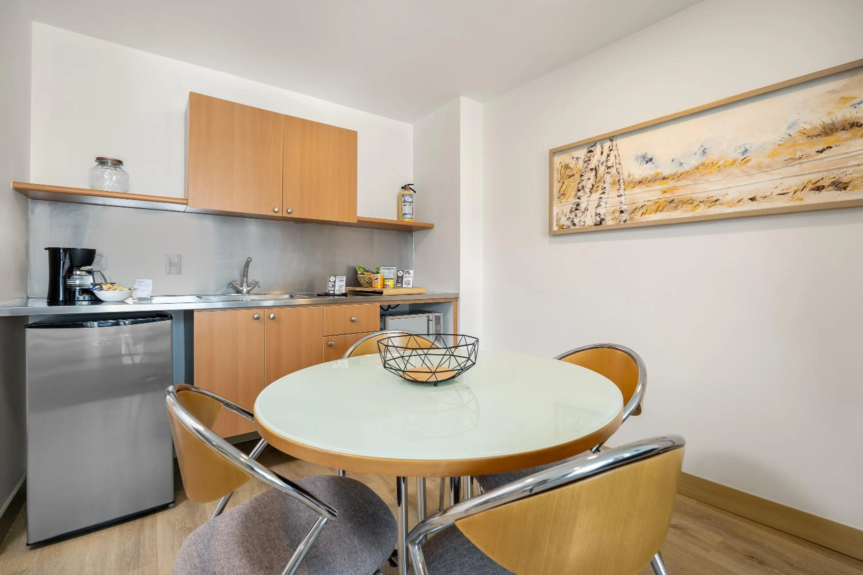 Dining area in Novelty Suites Hotel - Oviedo Mall