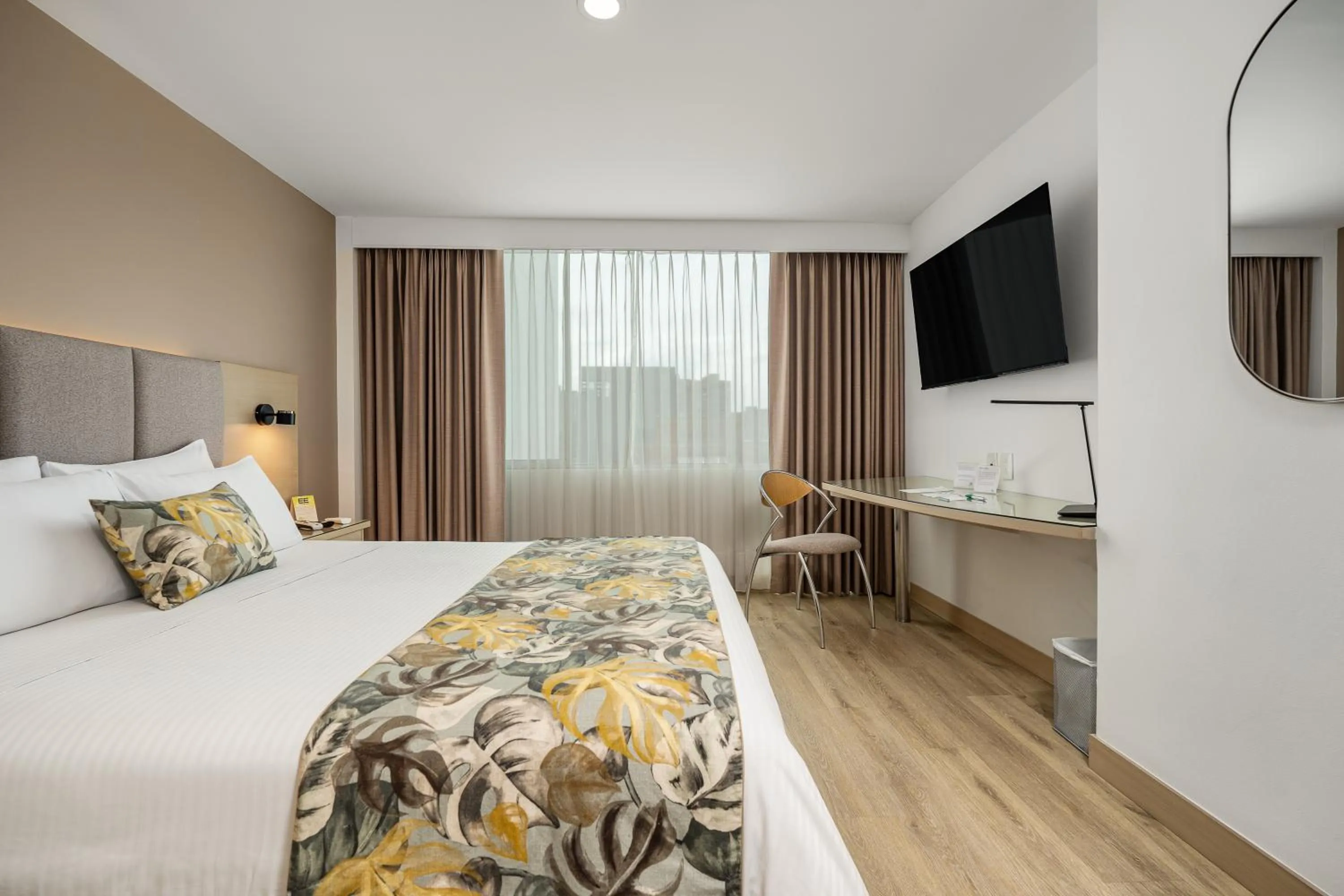 Photo of the whole room, Bed in Novelty Suites Hotel - Oviedo Mall