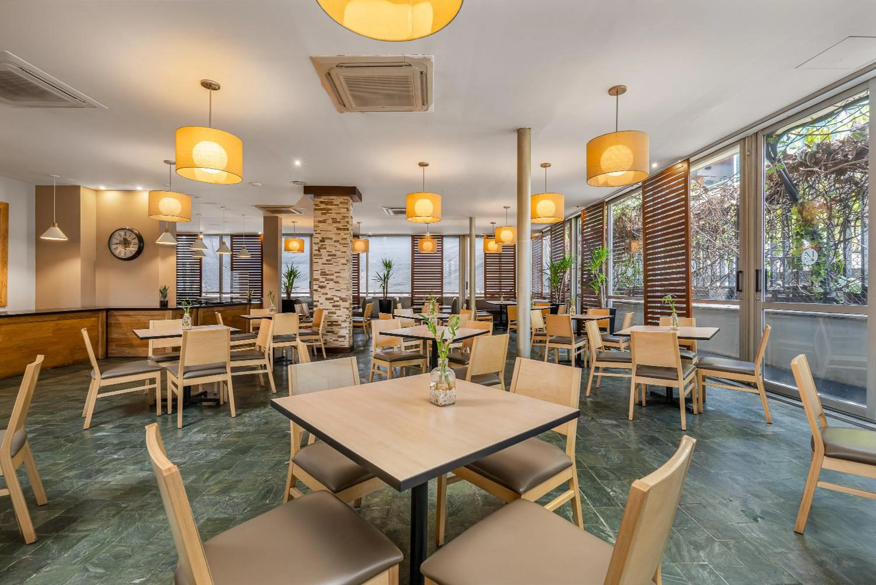 Restaurant/places to eat in Novelty Suites Hotel - Oviedo Mall