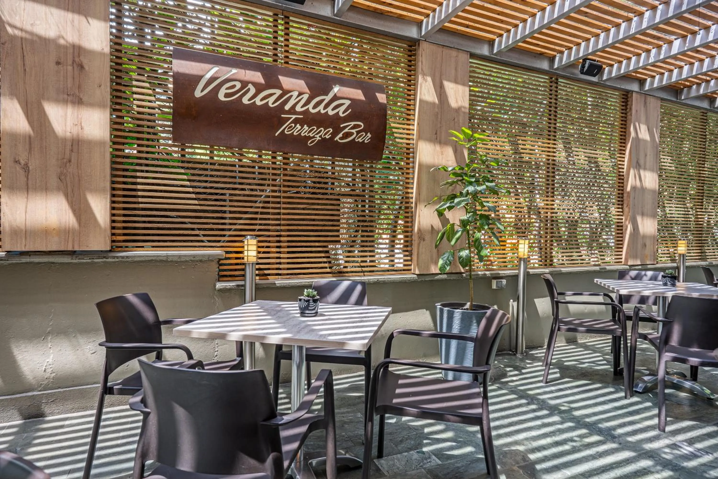 Restaurant/places to eat in Novelty Suites Hotel - Oviedo Mall