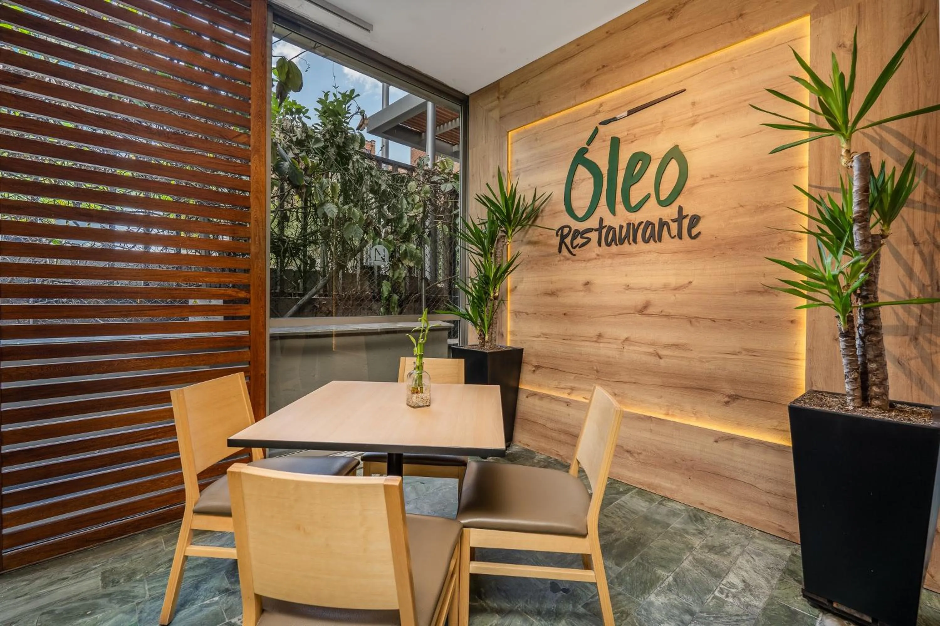 Restaurant/places to eat in Novelty Suites Hotel - Oviedo Mall