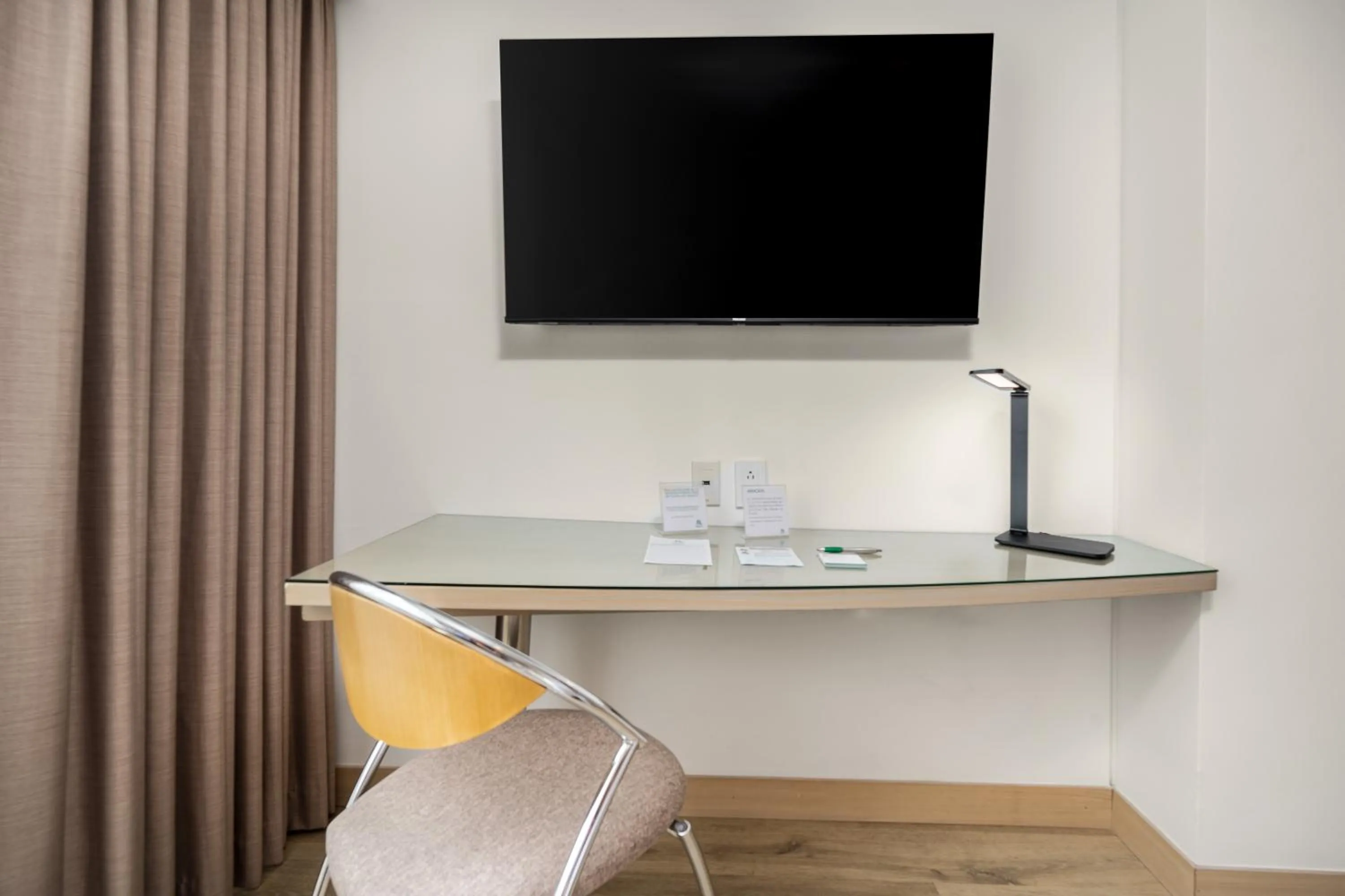 TV and multimedia in Novelty Suites Hotel - Oviedo Mall