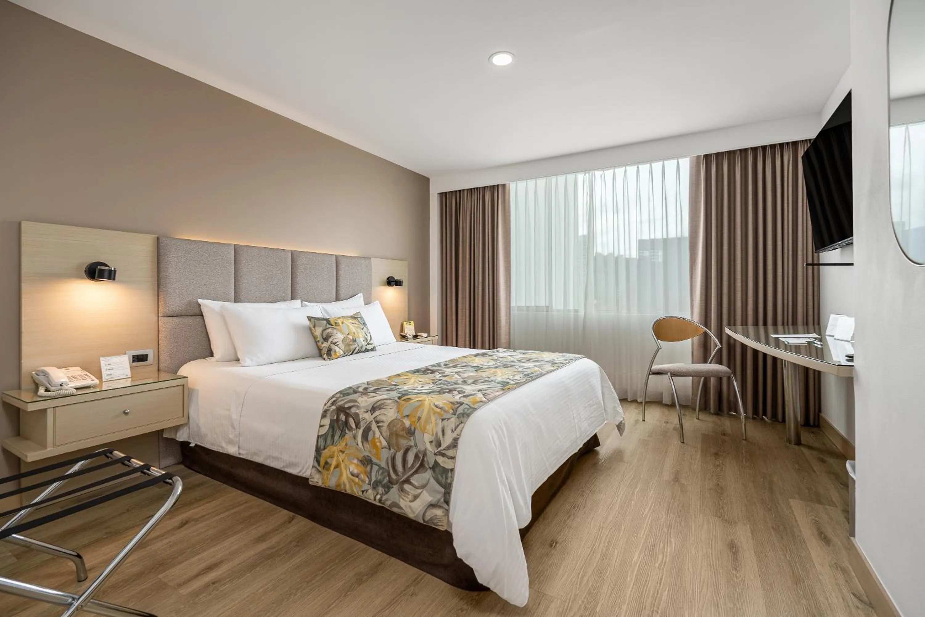 Photo of the whole room, Bed in Novelty Suites Hotel - Oviedo Mall