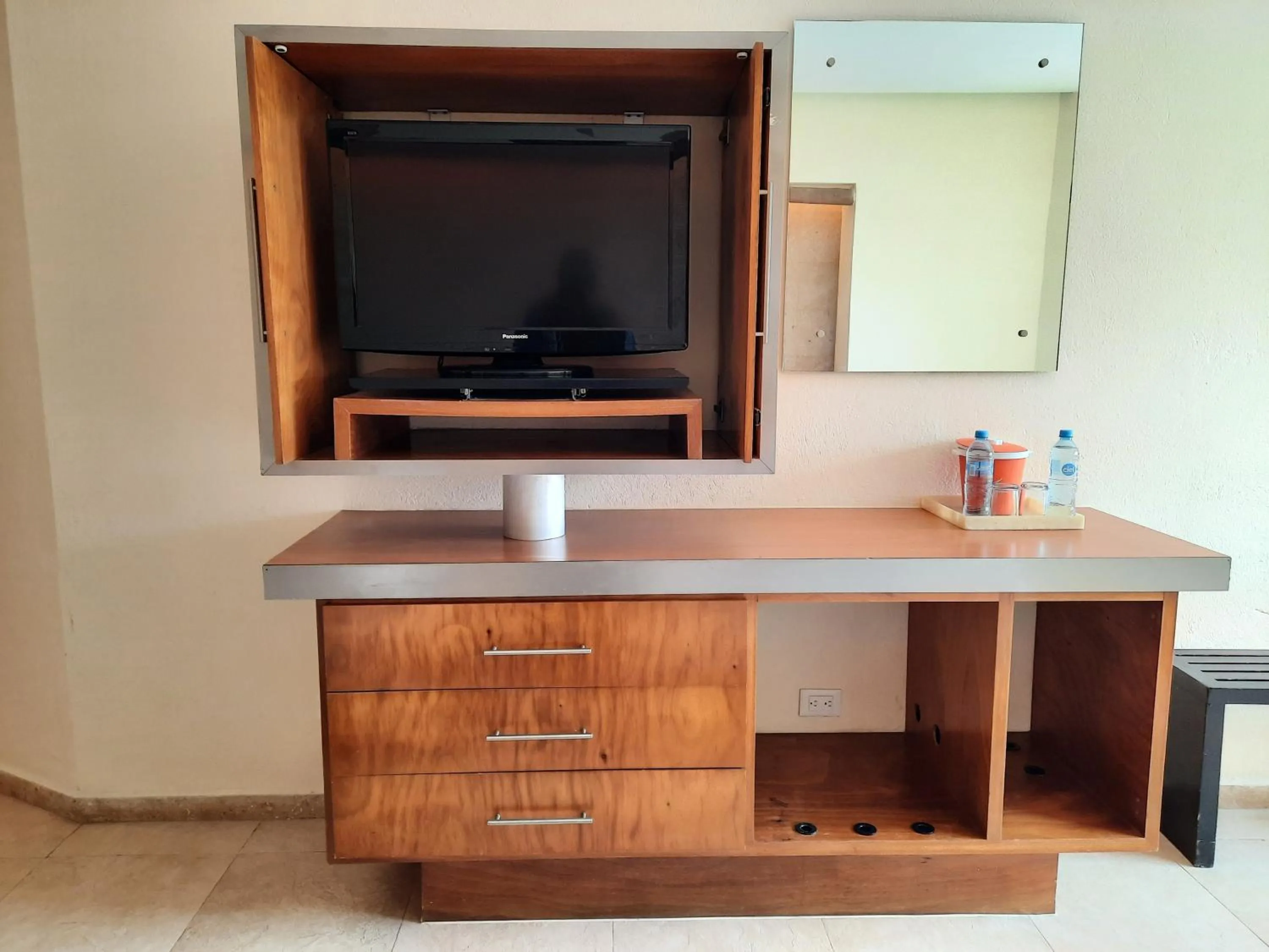 TV and multimedia in Artisan Playa Esmeralda Family Beach Hotel