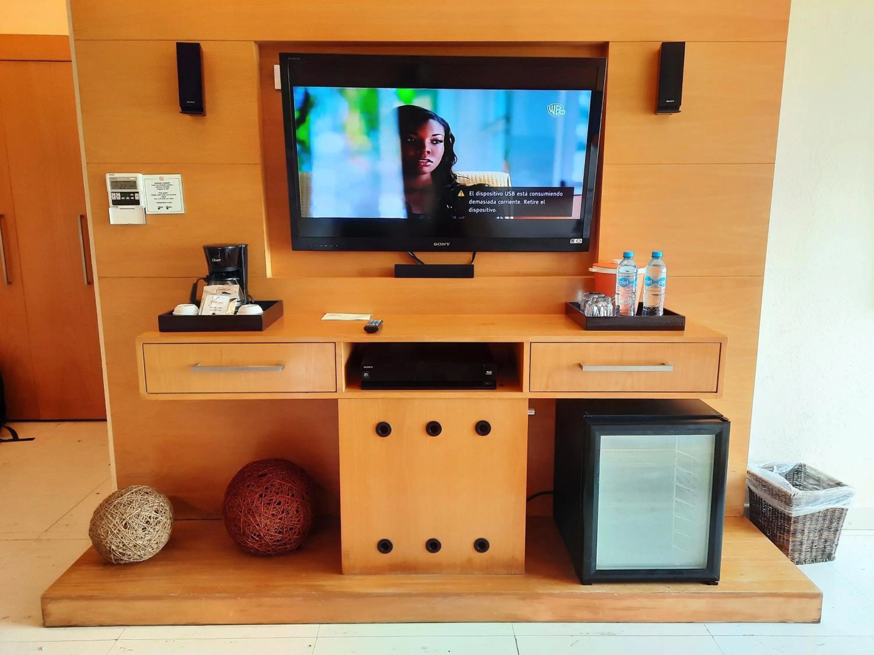 Communal lounge/ TV room in Artisan Playa Esmeralda Family Beach Hotel