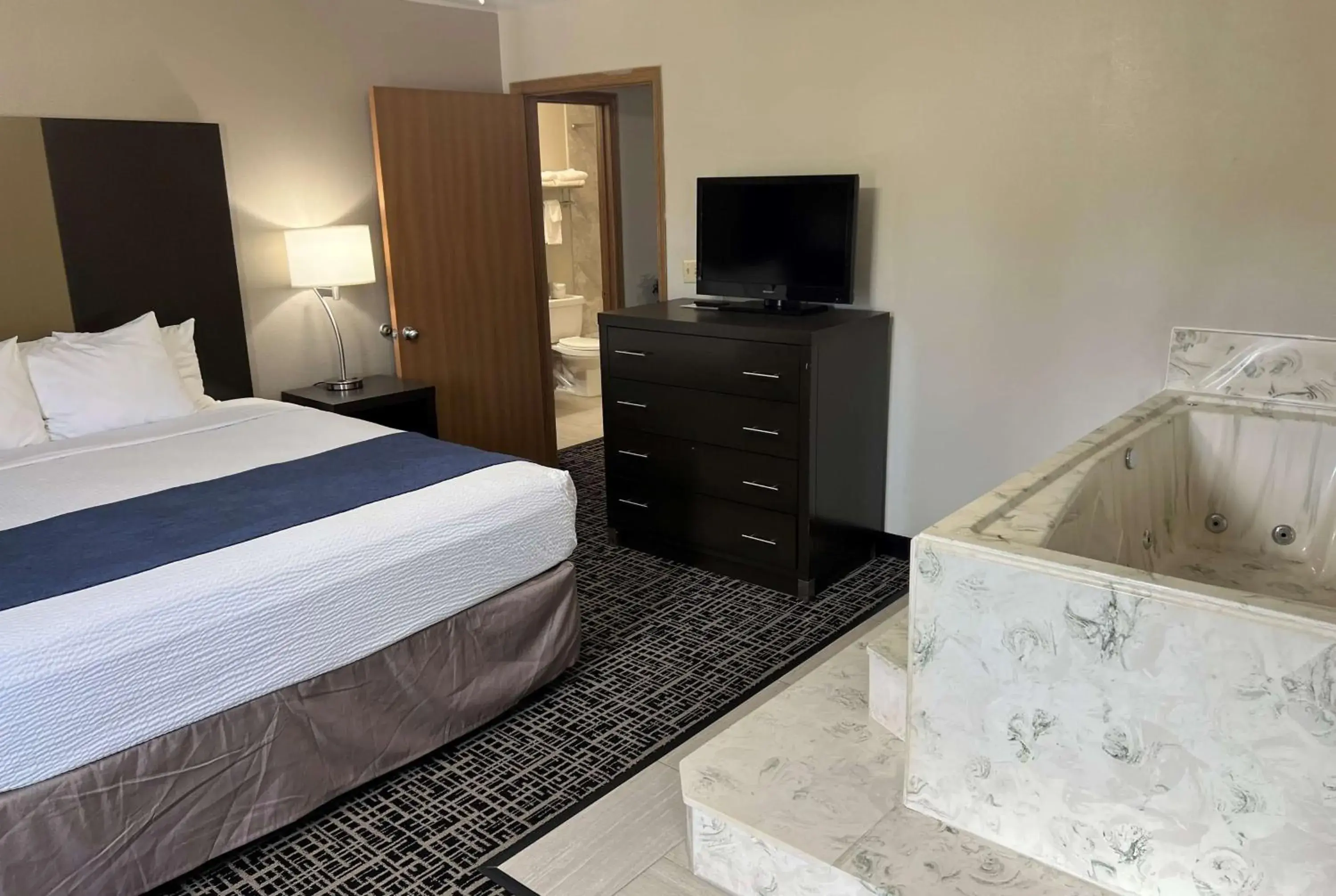 King Suite - Non-Smoking in Days Inn by Wyndham Grove King Suite - Non-Smoking in Days Inn by Wyndham Grove