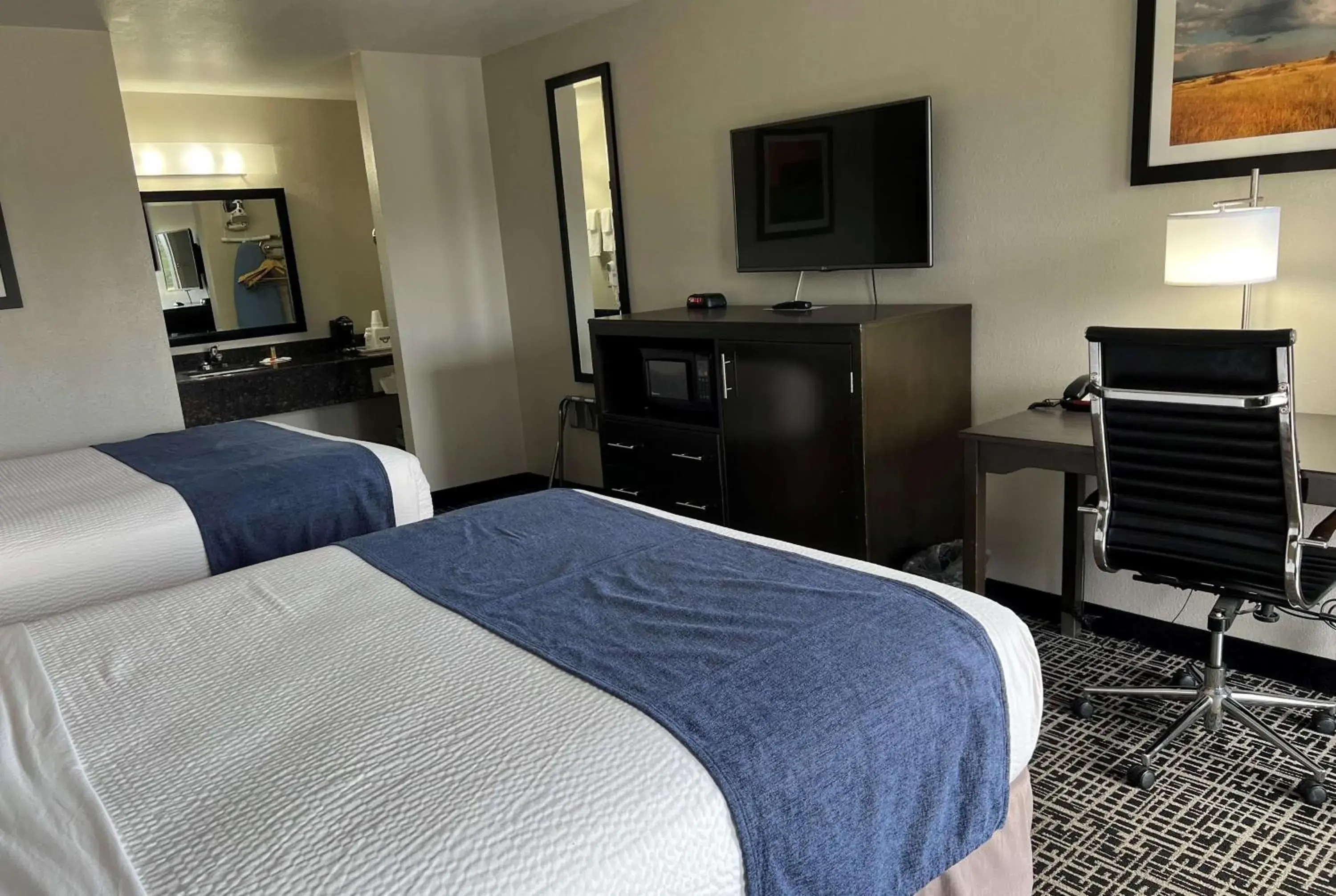 Queen Room with Two Queen Beds - Non-Smoking in Days Inn by Wyndham Grove Queen Room with Two Queen Beds - Non-Smoking in Days Inn by Wyndham Grove