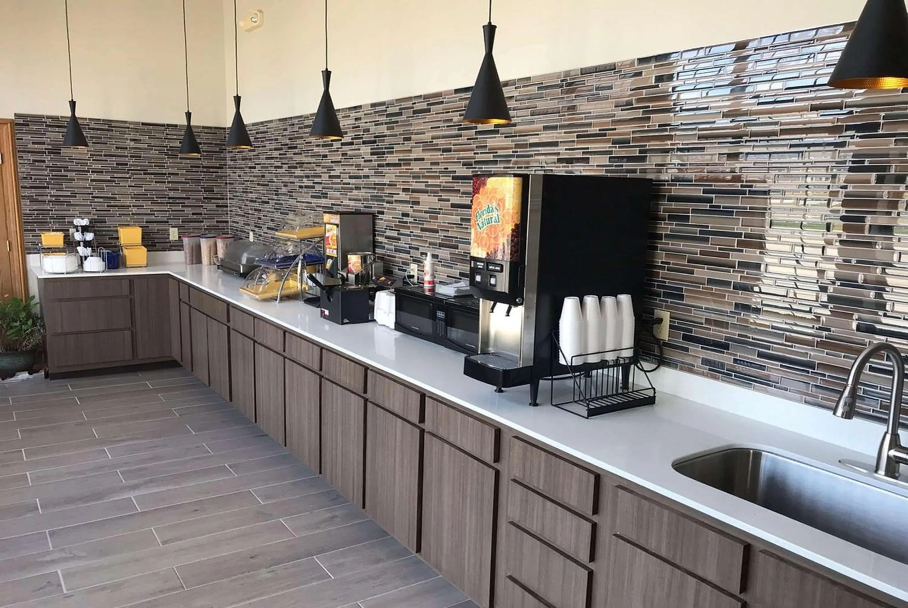 Property building in Days Inn by Wyndham Grove