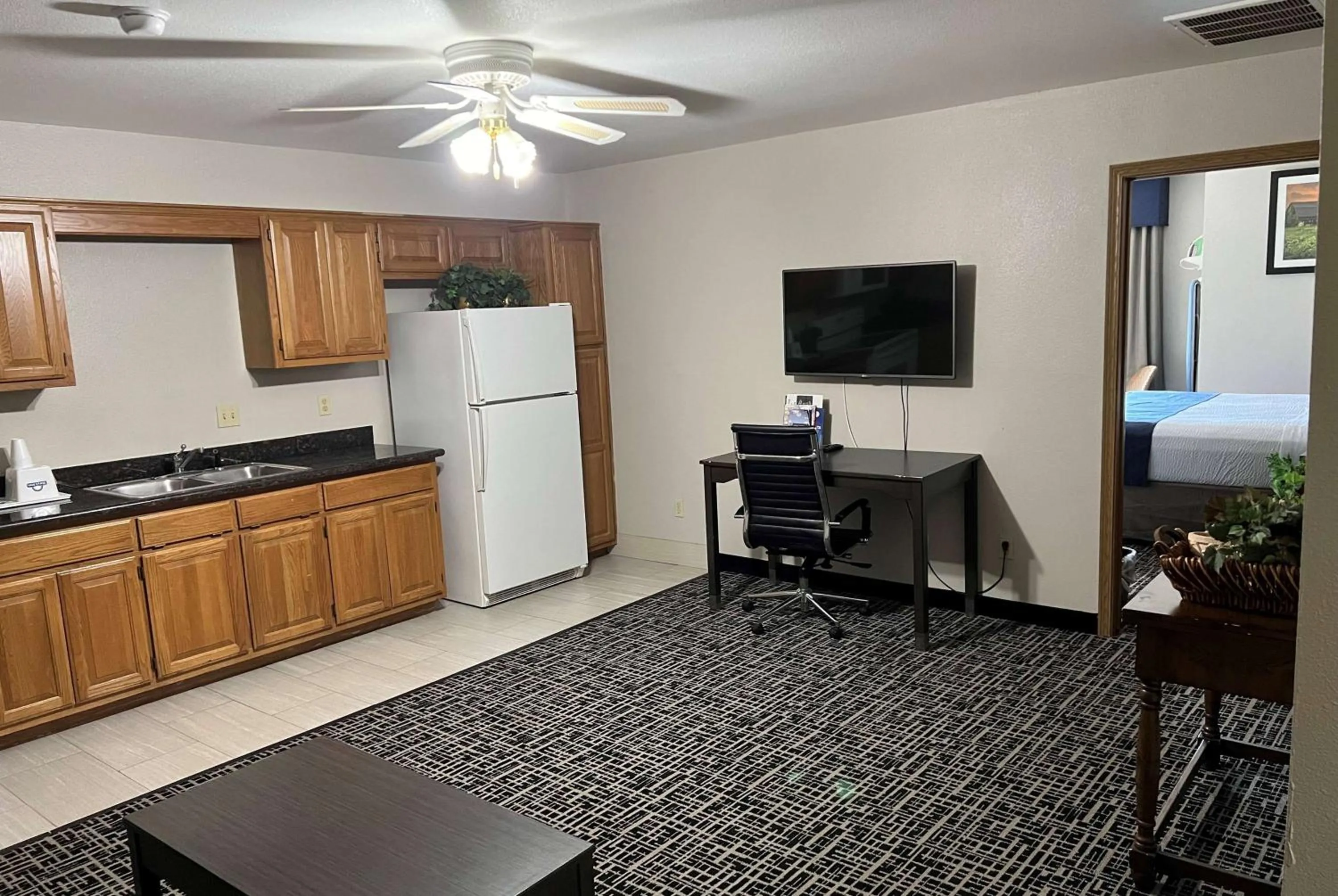 Kitchen or kitchenette in Days Inn by Wyndham Grove