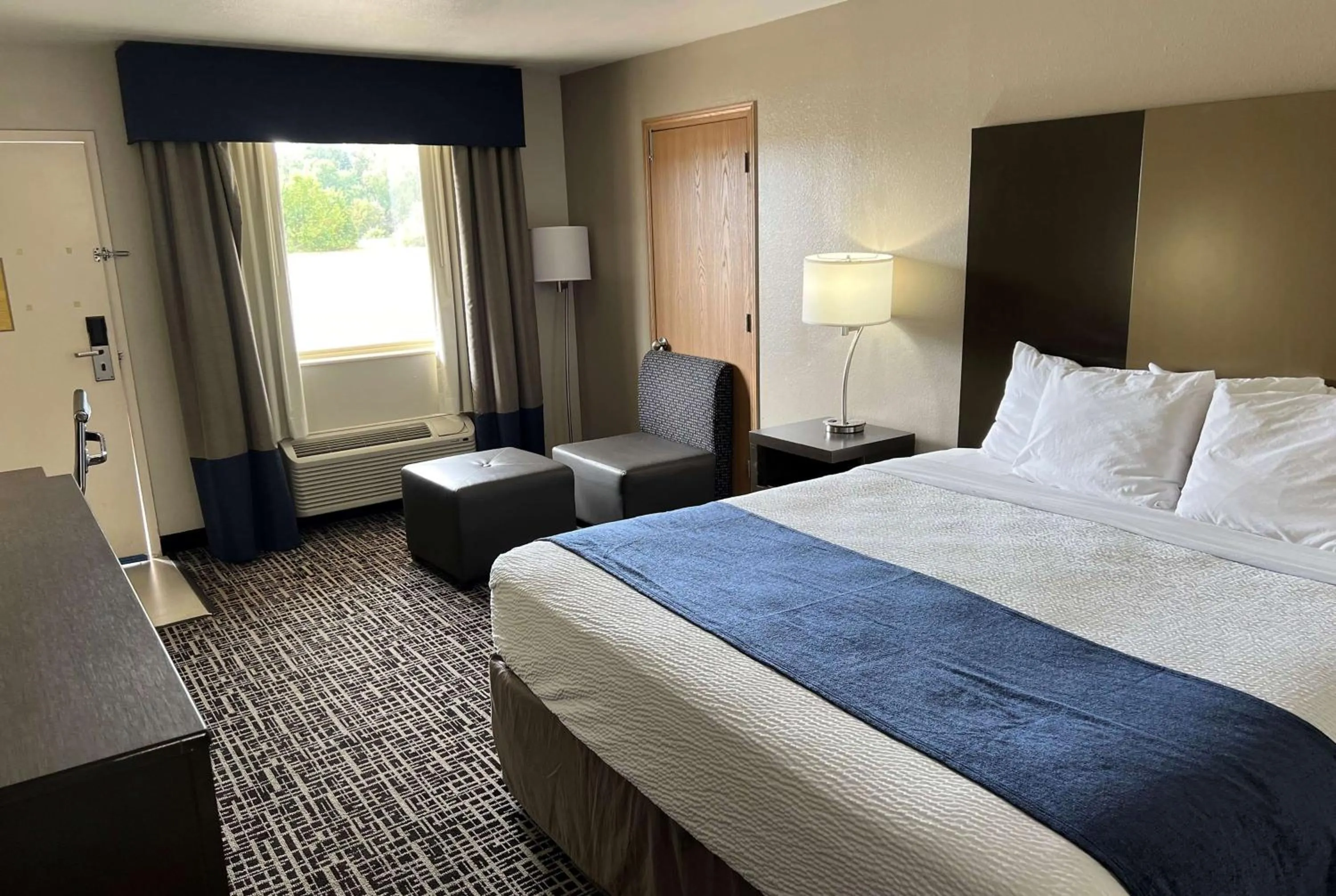 King Room - Non-Smoking in Days Inn by Wyndham Grove