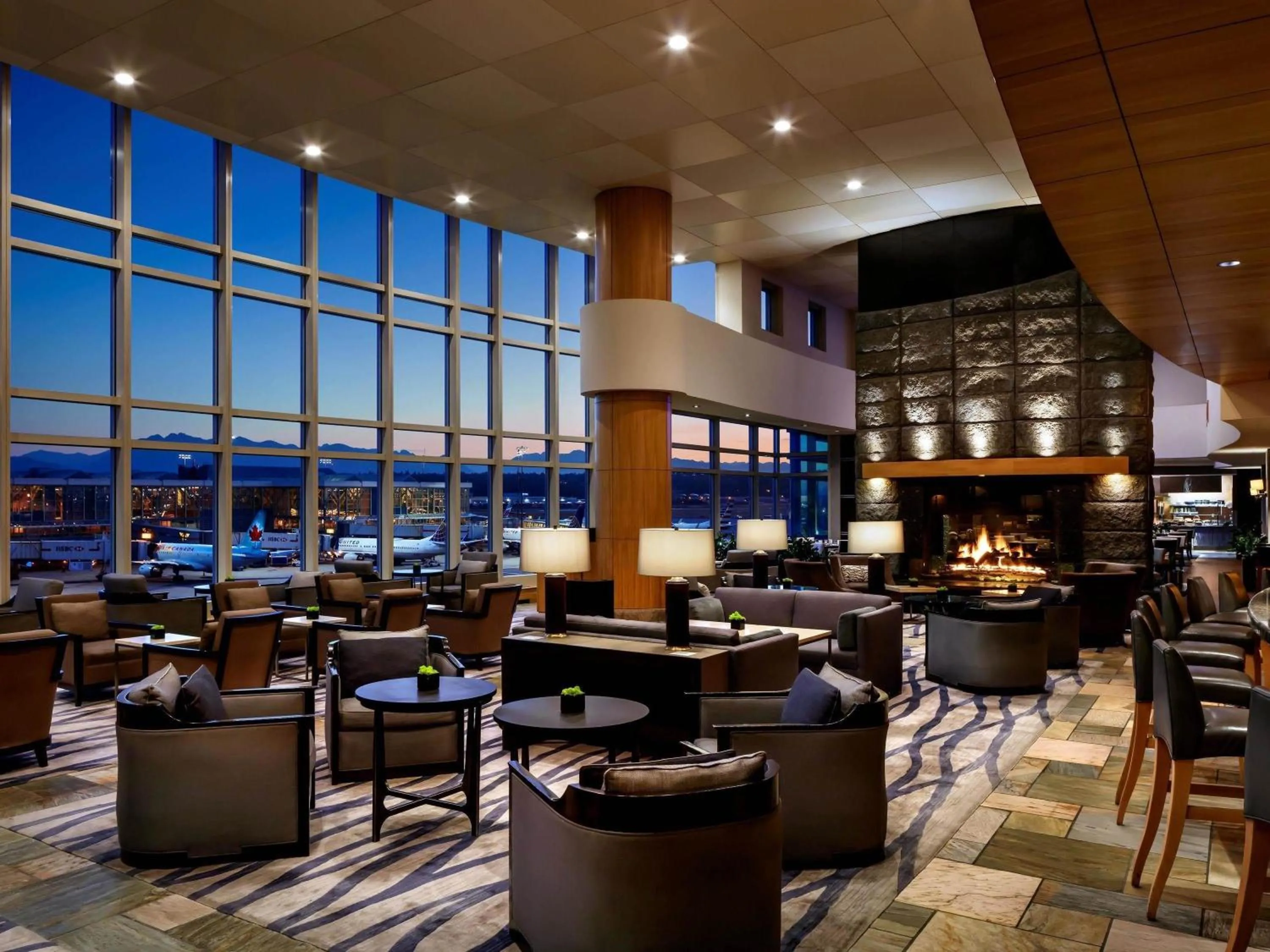 Lounge or bar in Fairmont Vancouver Airport In-Terminal Hotel