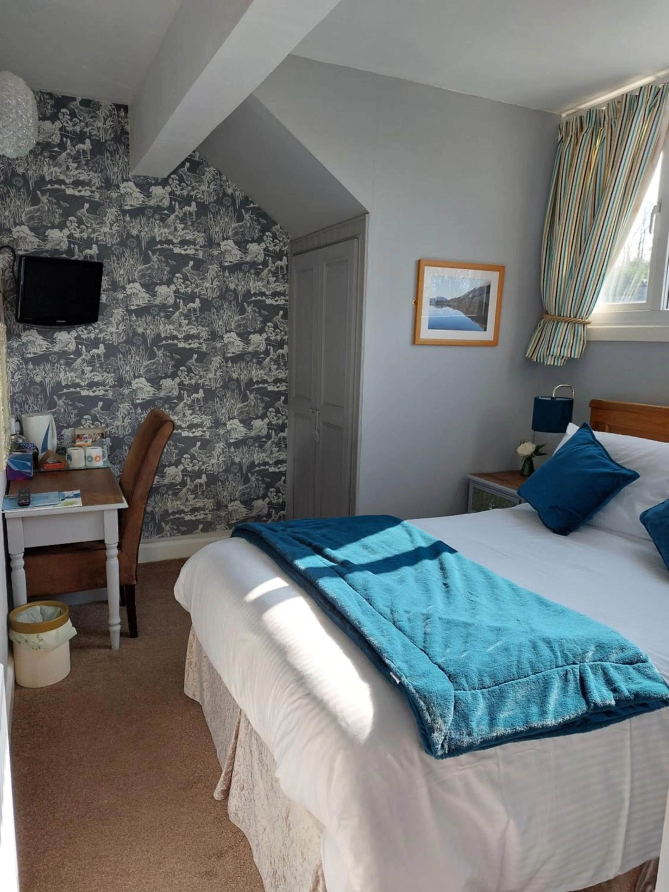 Photo of the whole room, Bed in Invergarry Room Only Guest House For Adults