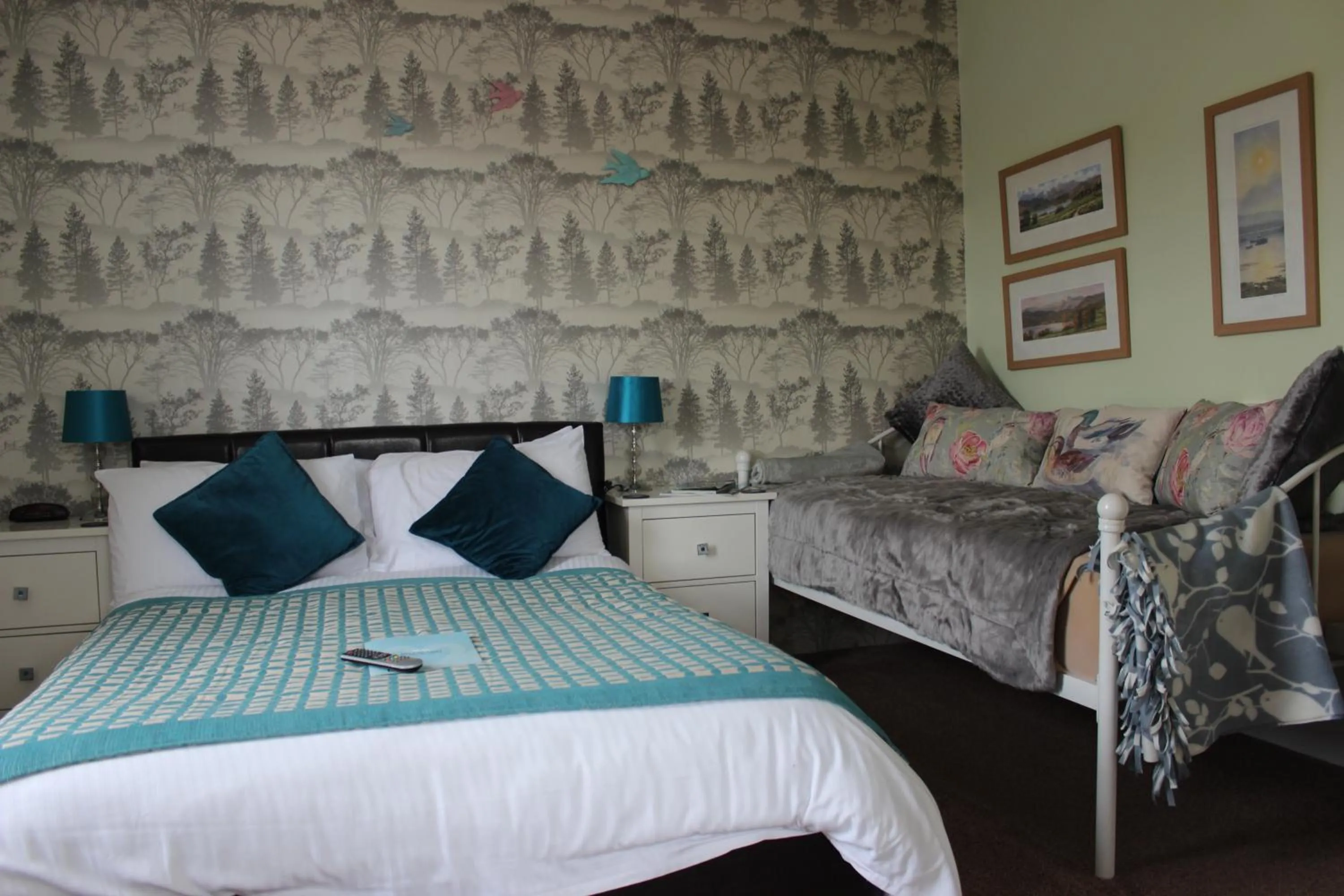 Photo of the whole room, Bed in Invergarry Room Only Guest House For Adults