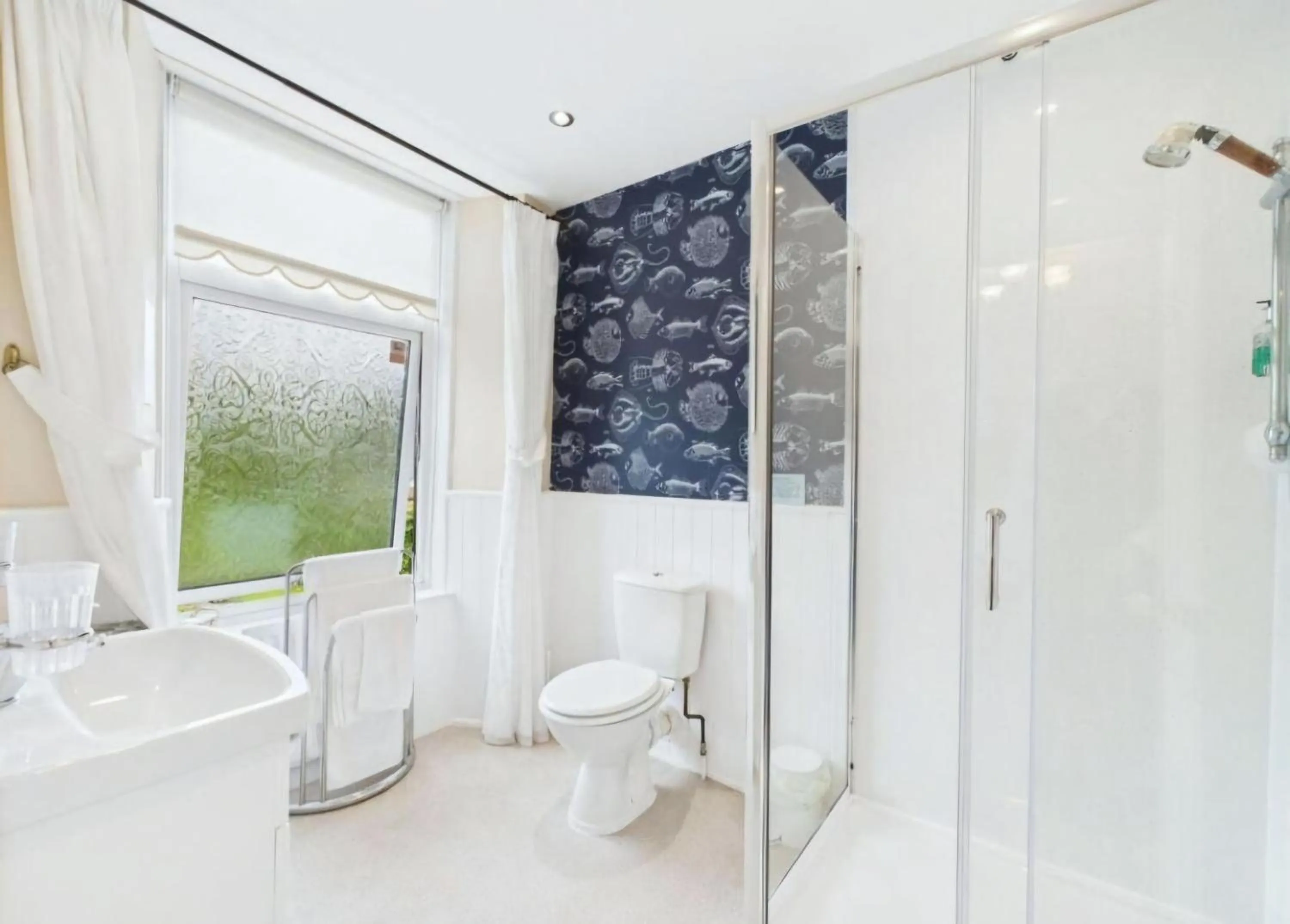 Bathroom in Invergarry Room Only Guest House For Adults