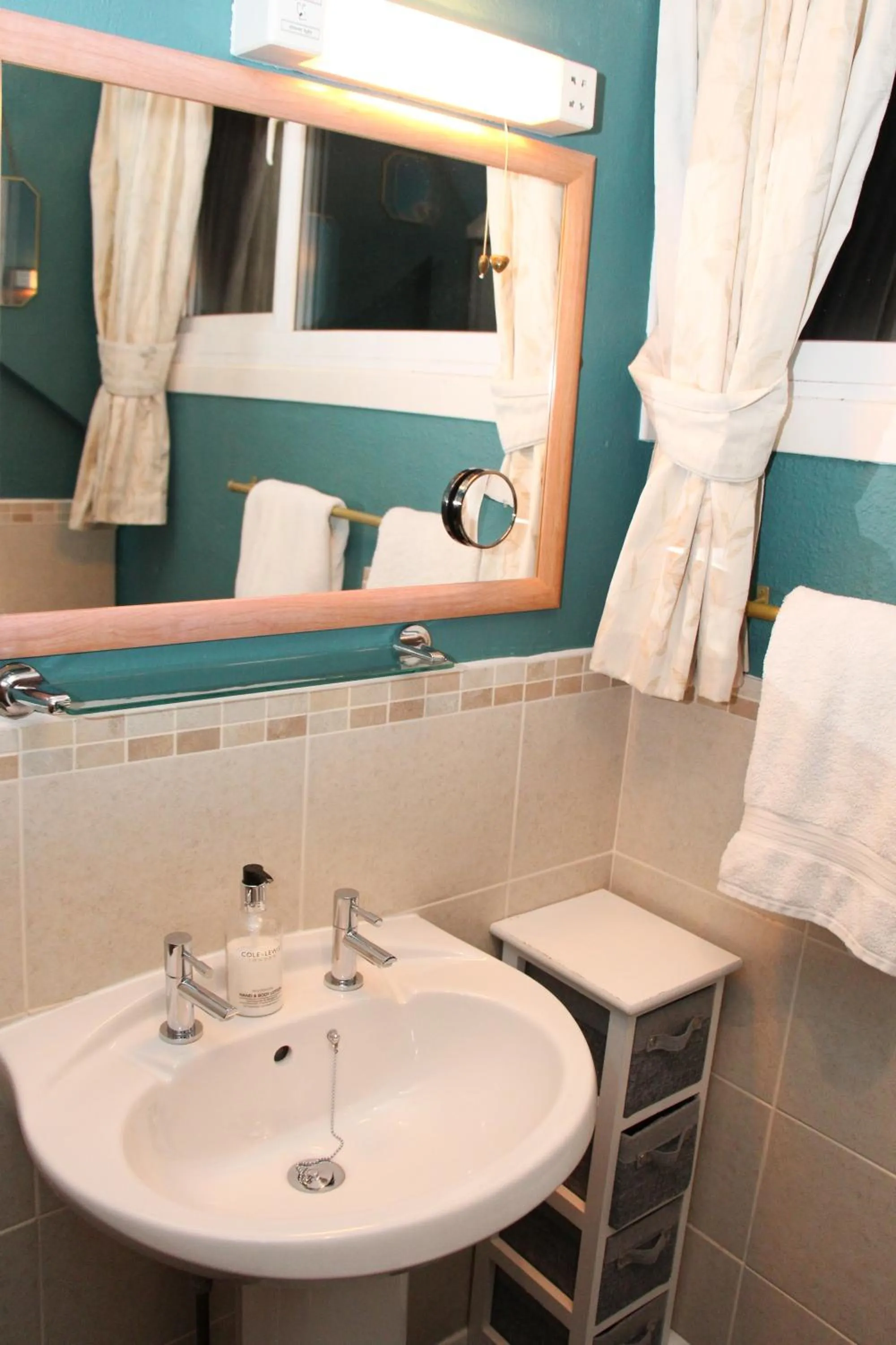 Bathroom in Invergarry Room Only Guest House For Adults