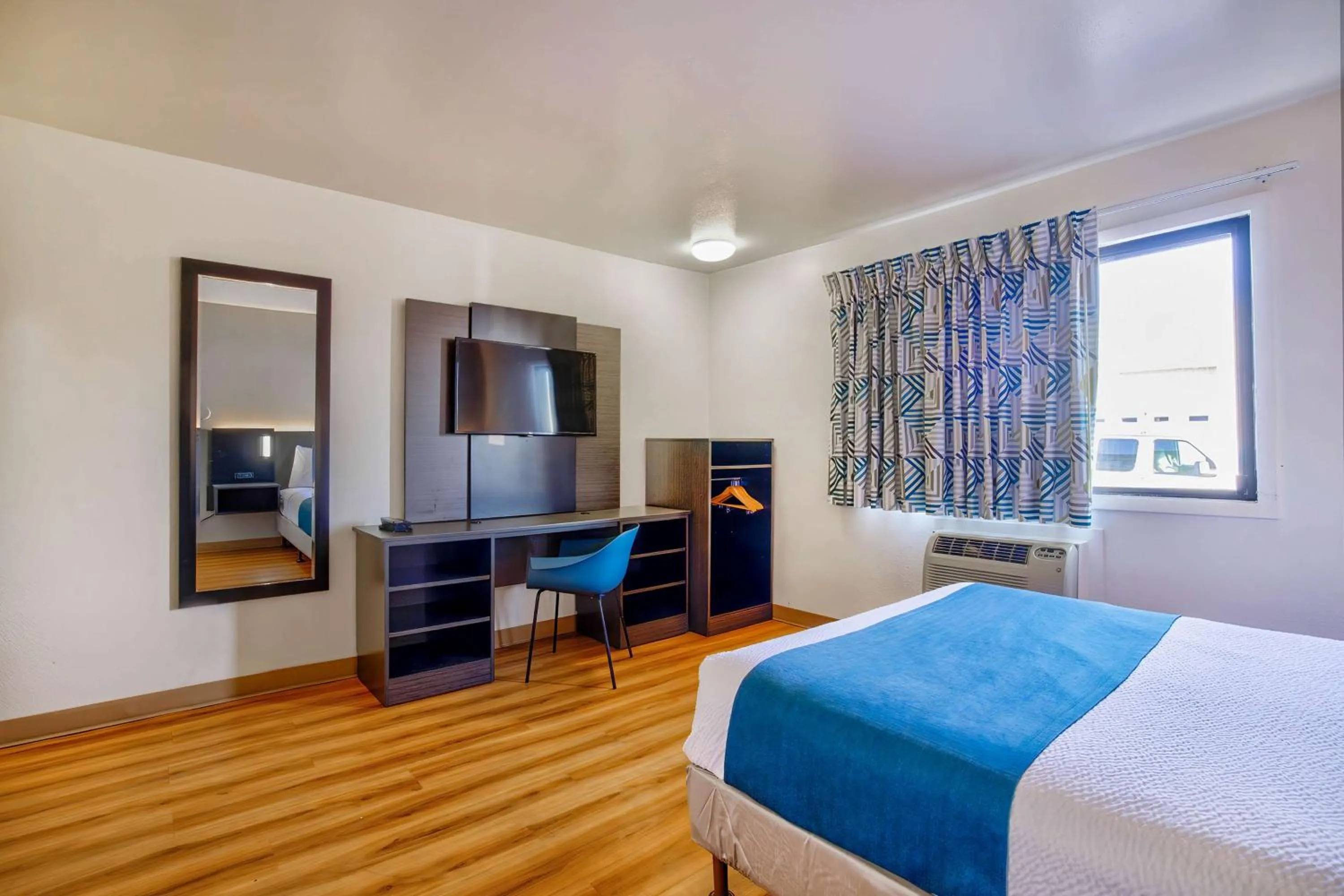 Bedroom, Bed in Motel 6-Duluth, MN