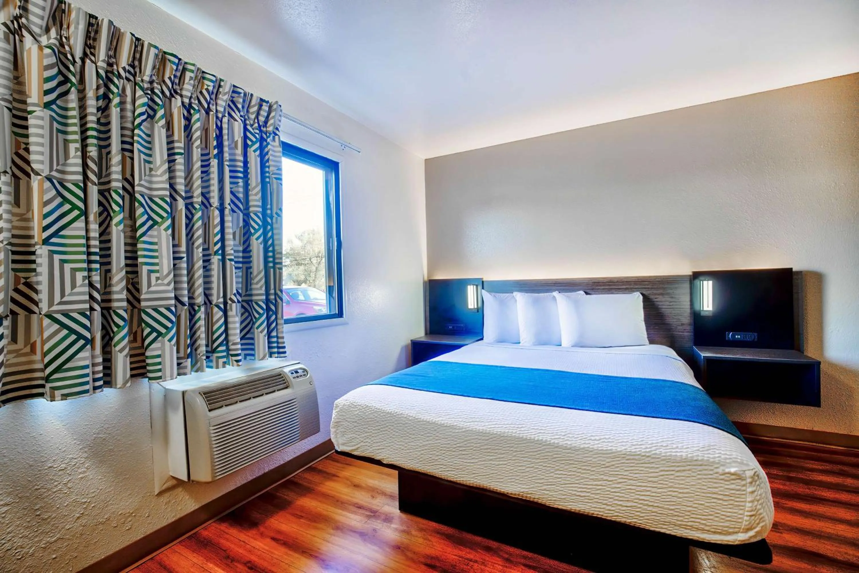 Bedroom, Bed in Motel 6-Duluth, MN