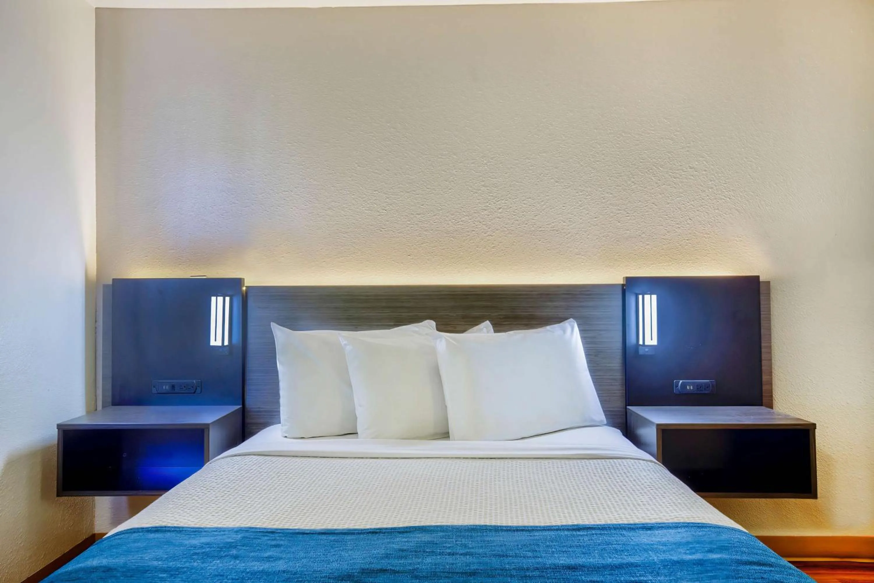 Bedroom, Bed in Motel 6-Duluth, MN