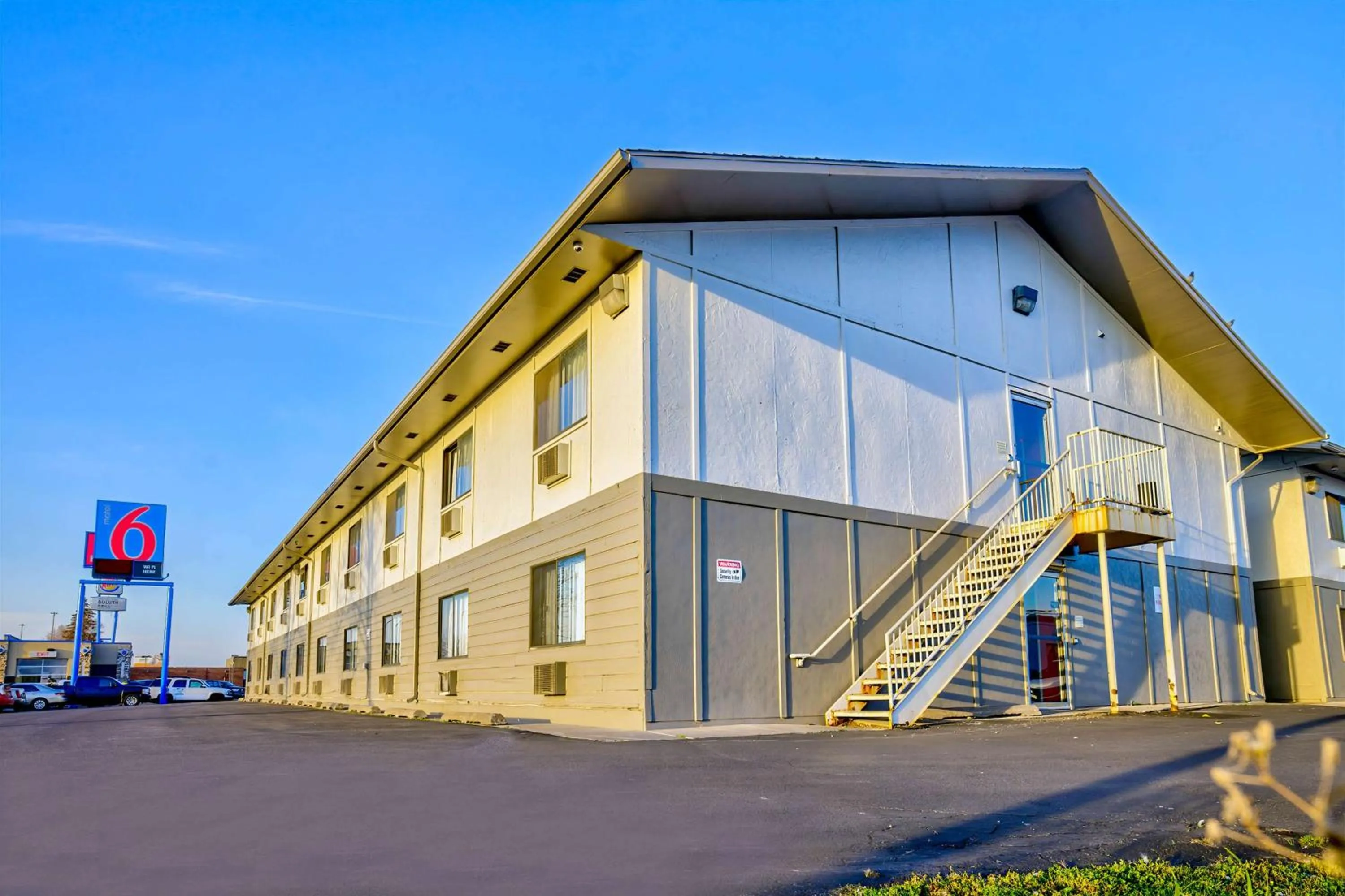 Property building in Motel 6-Duluth, MN