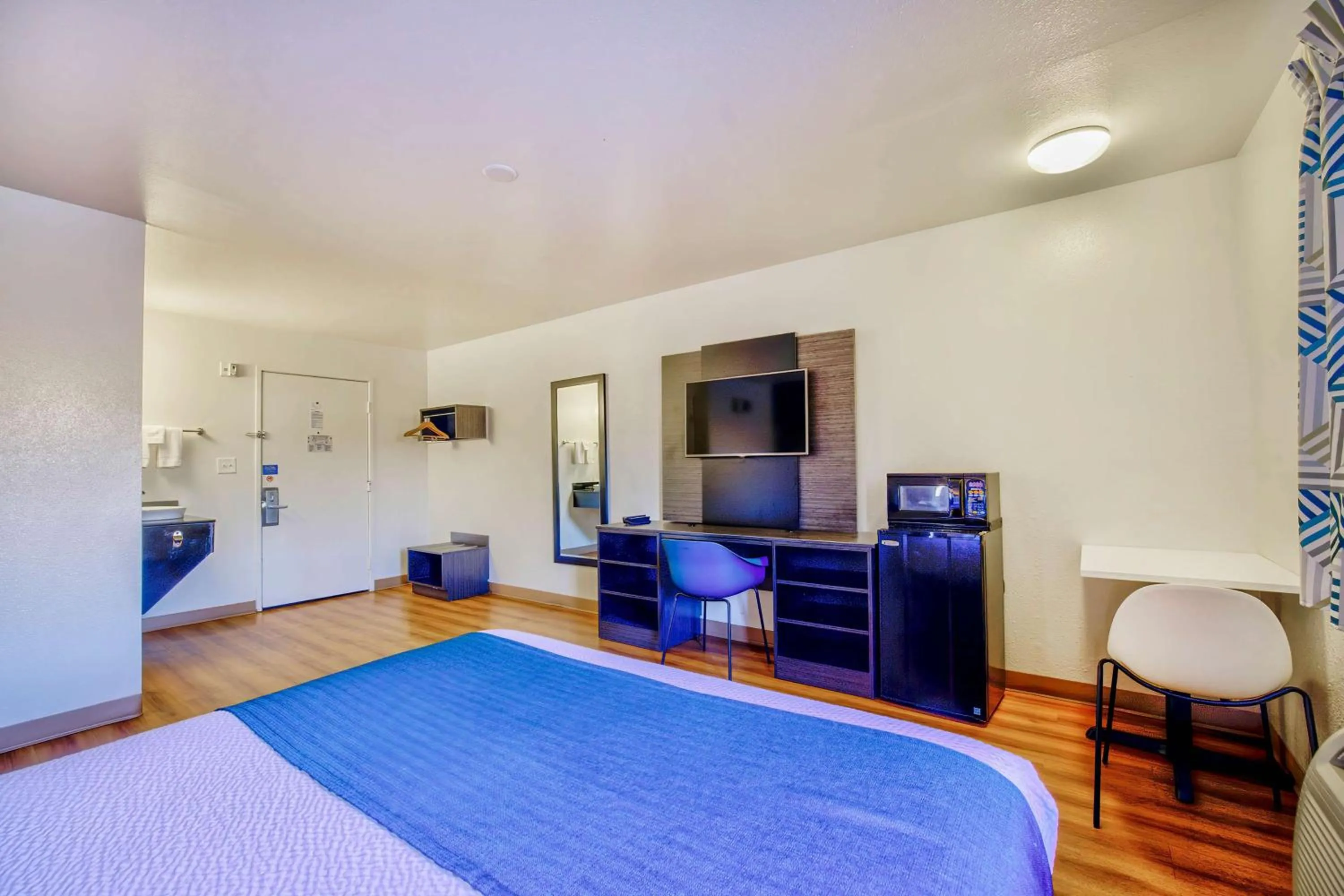 Bedroom, Bed in Motel 6-Duluth, MN