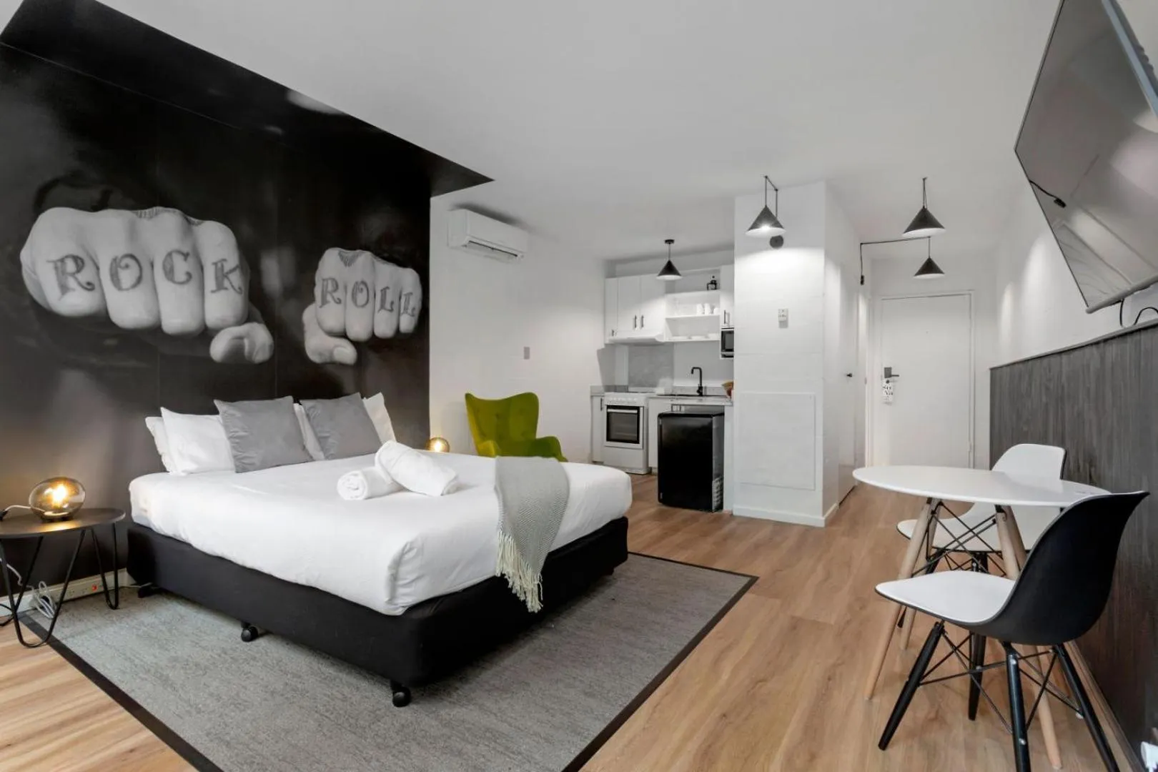 Bed in SoYa on Davis Apartment Hotel