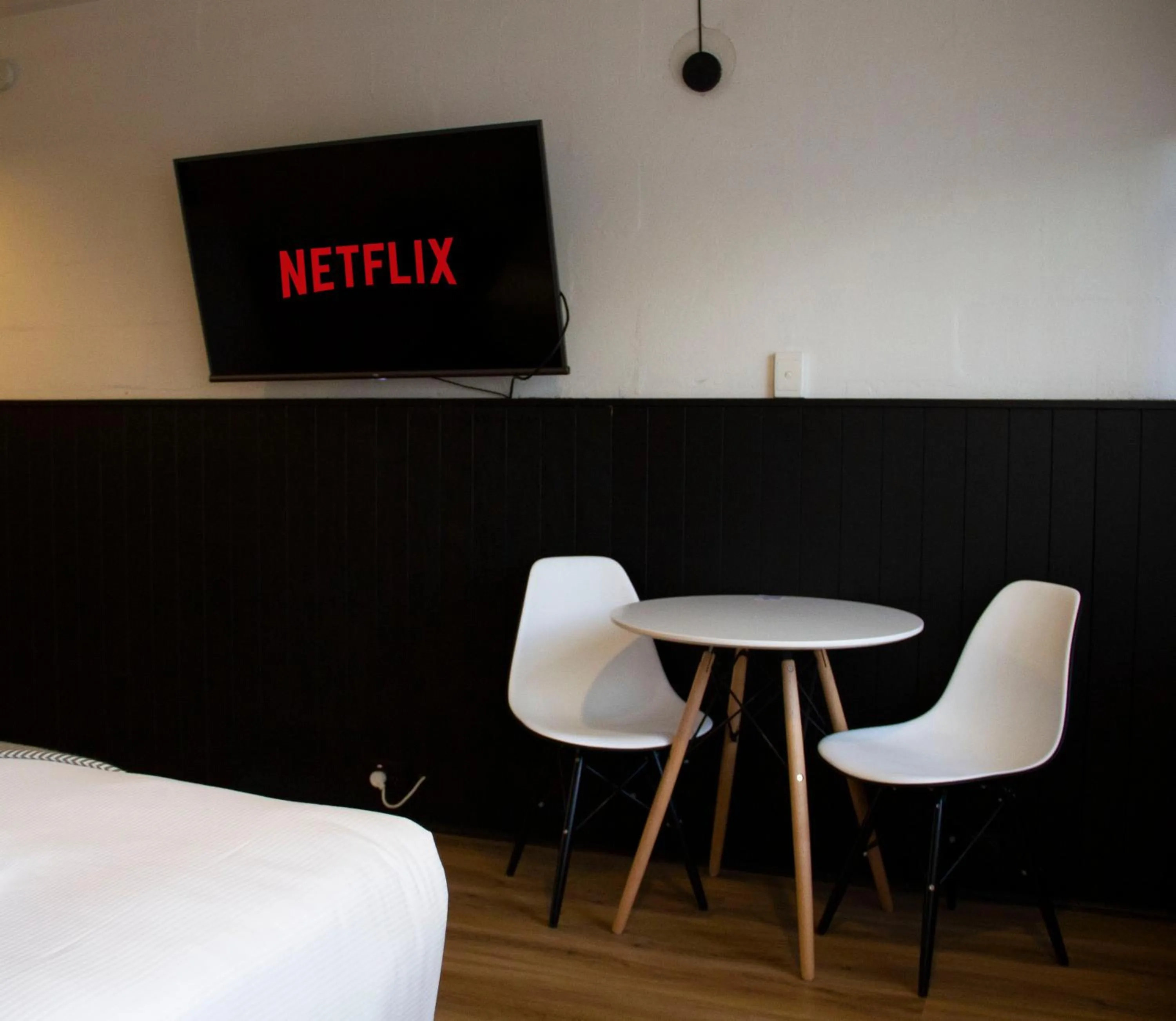 TV and multimedia in SoYa on Davis Apartment Hotel