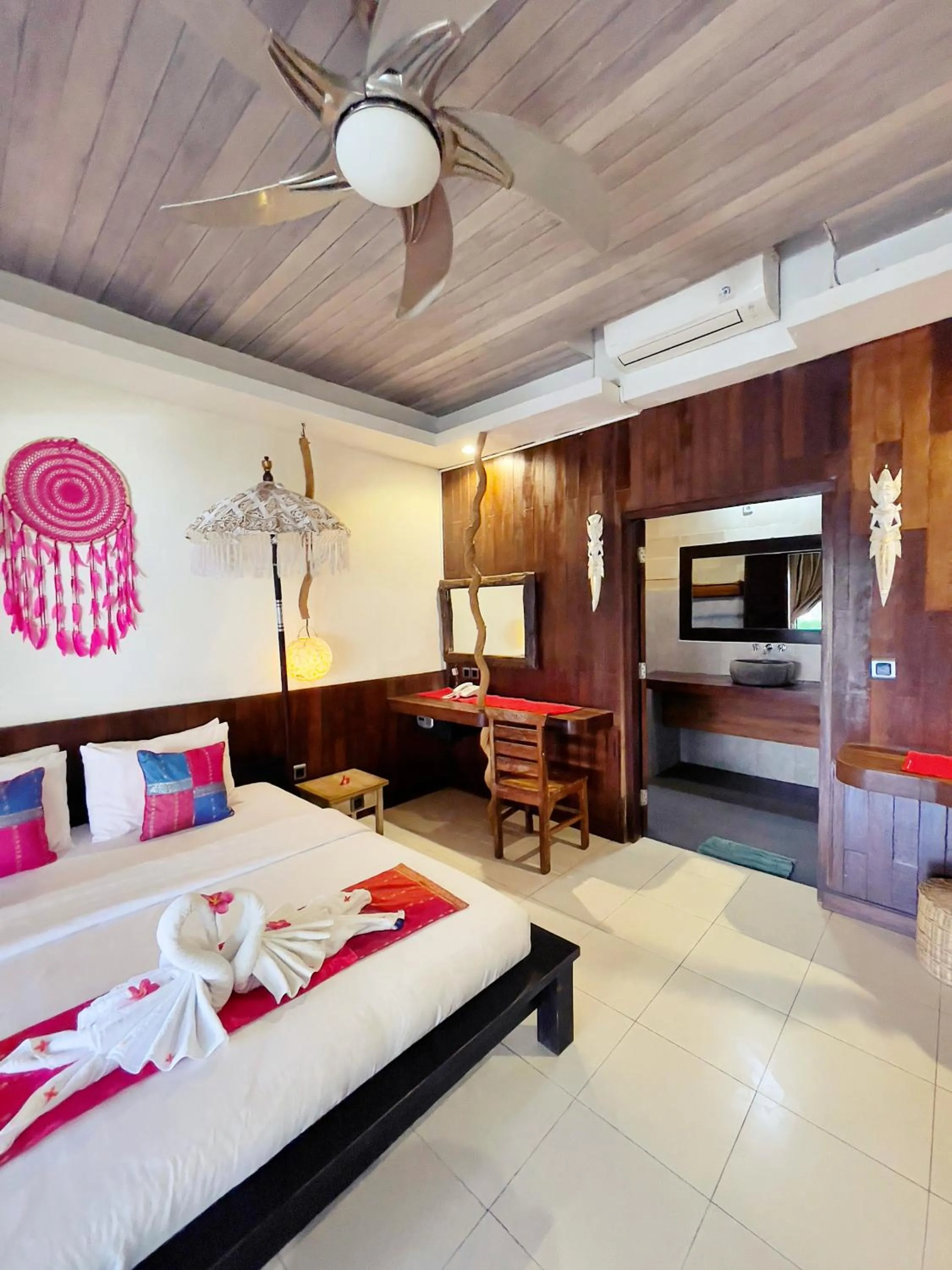 Photo of the whole room, Bed in Samba Villas Beachfront View