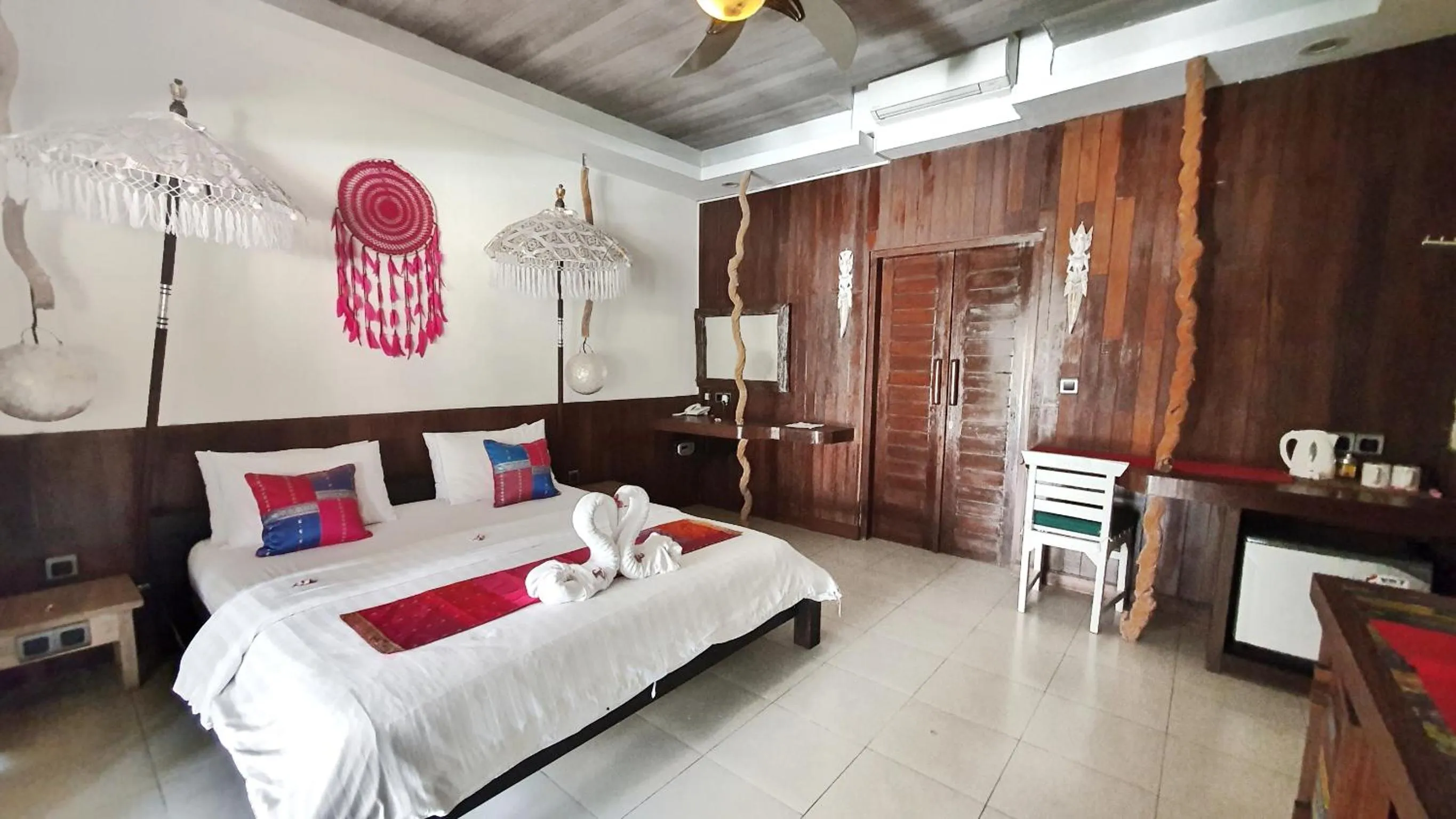 Photo of the whole room, Bed in Samba Villas Beachfront View