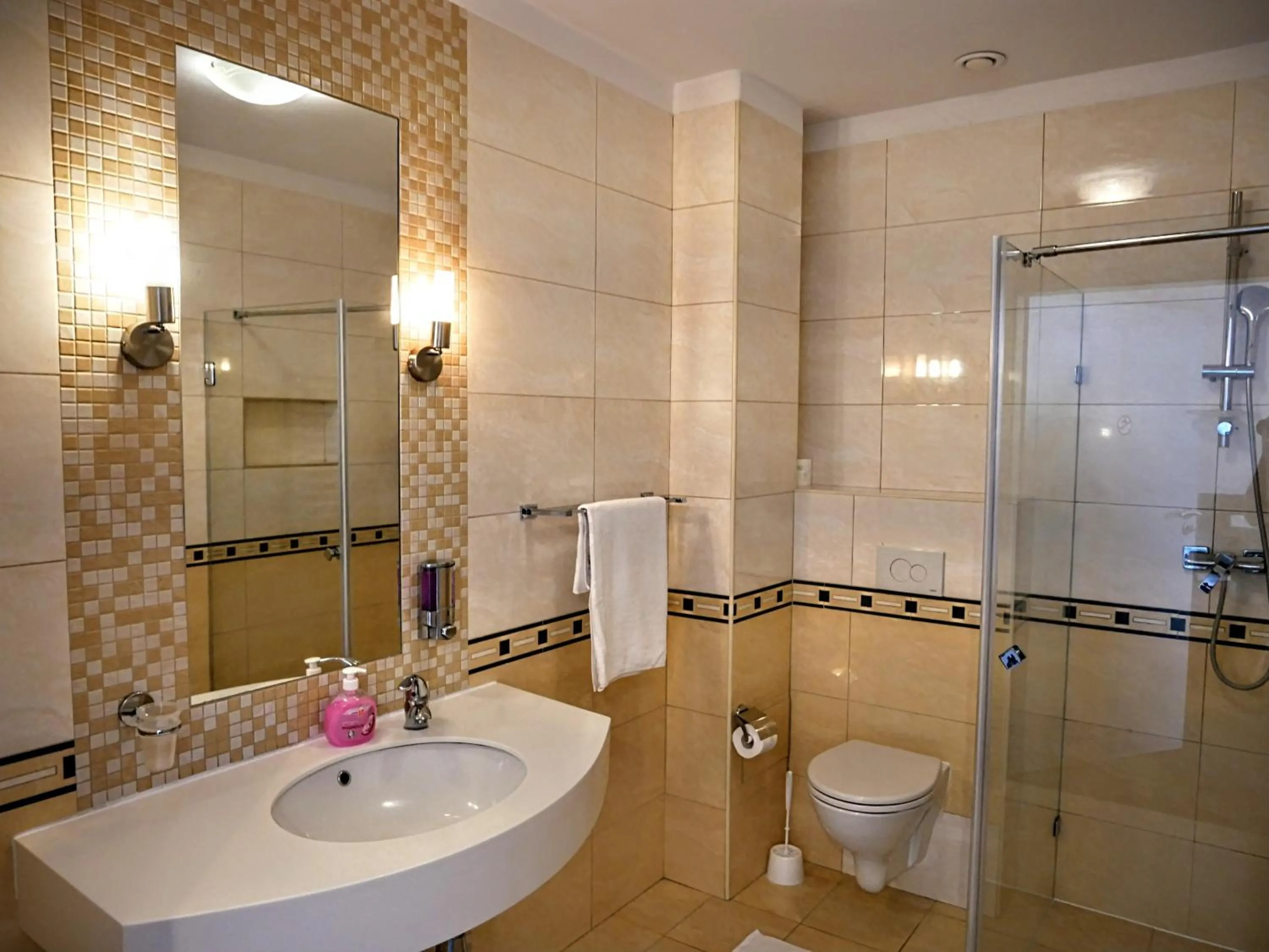 Shower in Hostel Evotel