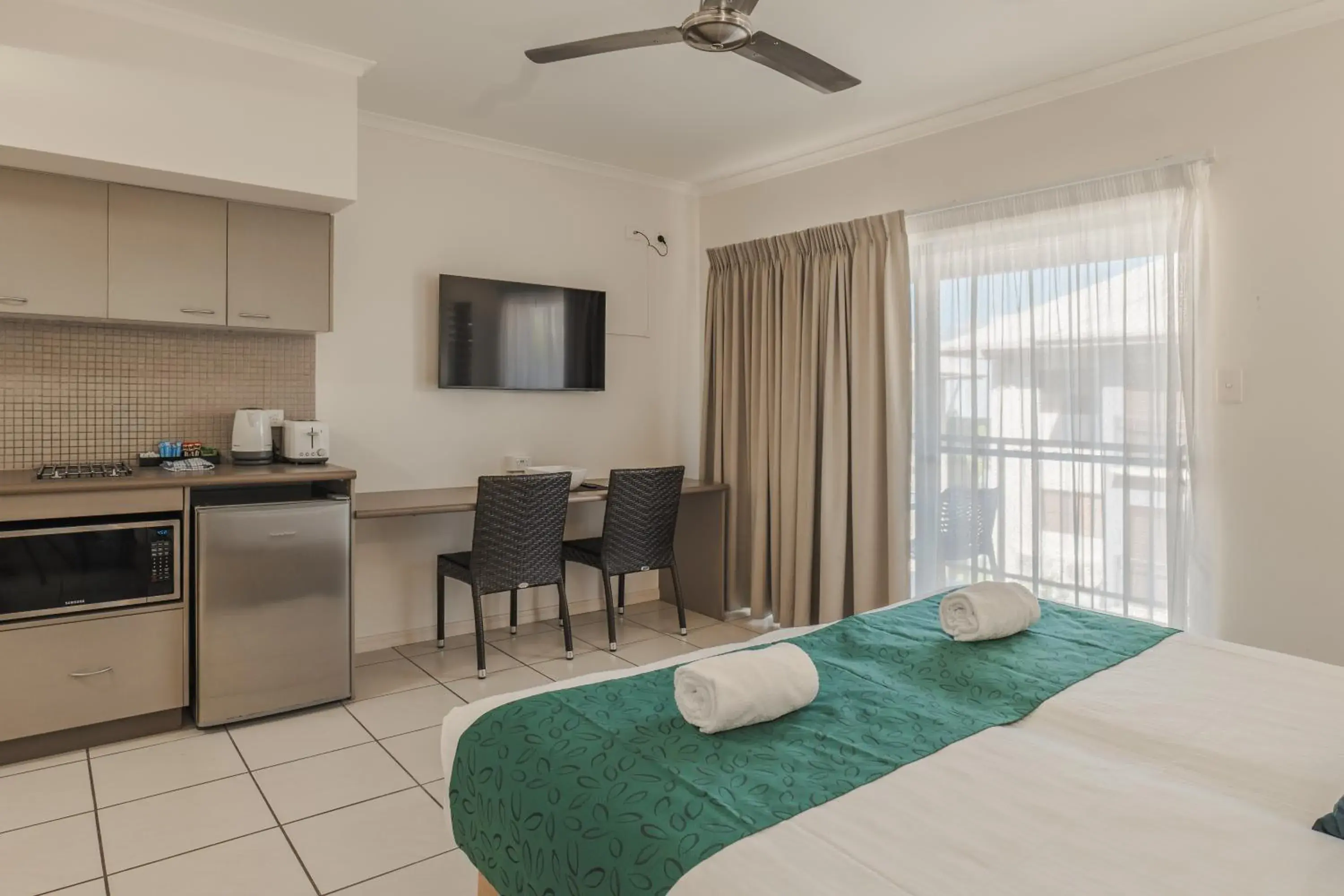 Studio Apartment with Pool View in Southern Cross Atrium Apartments Studio Apartment with Pool View in Southern Cross Atrium Apartments