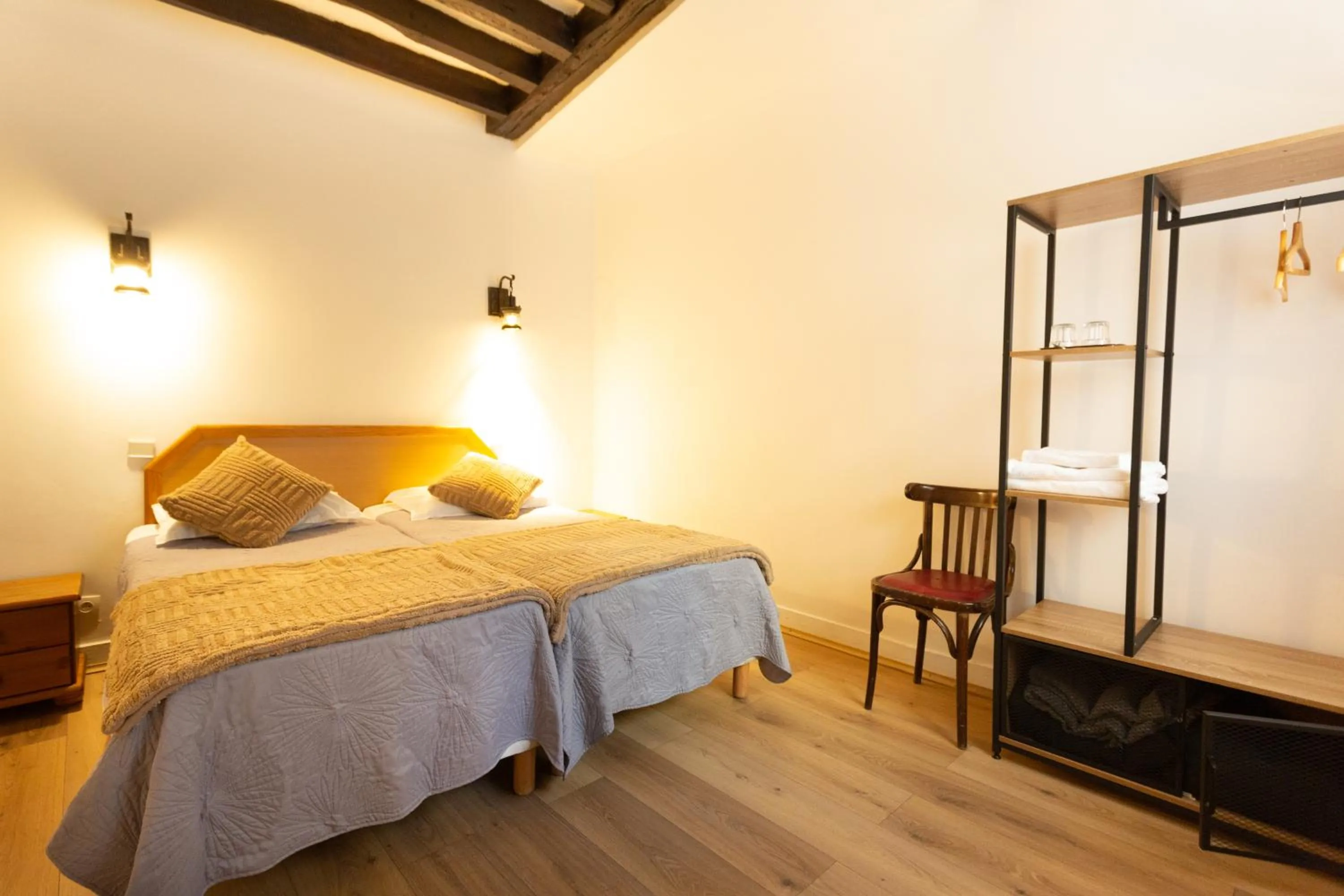 Bed in Hôtel Léonard de Vinci II