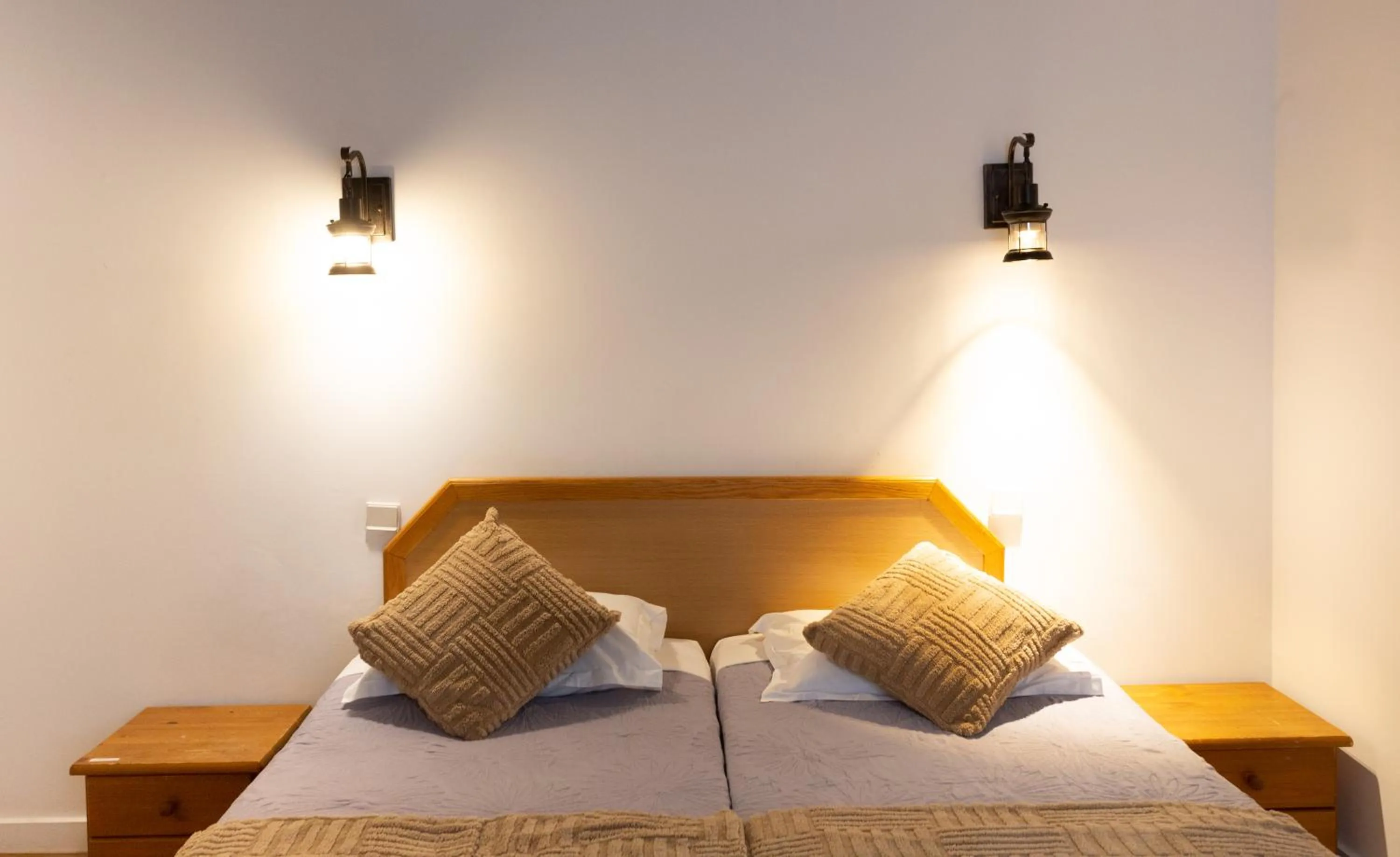 Bed in Hôtel Léonard de Vinci II