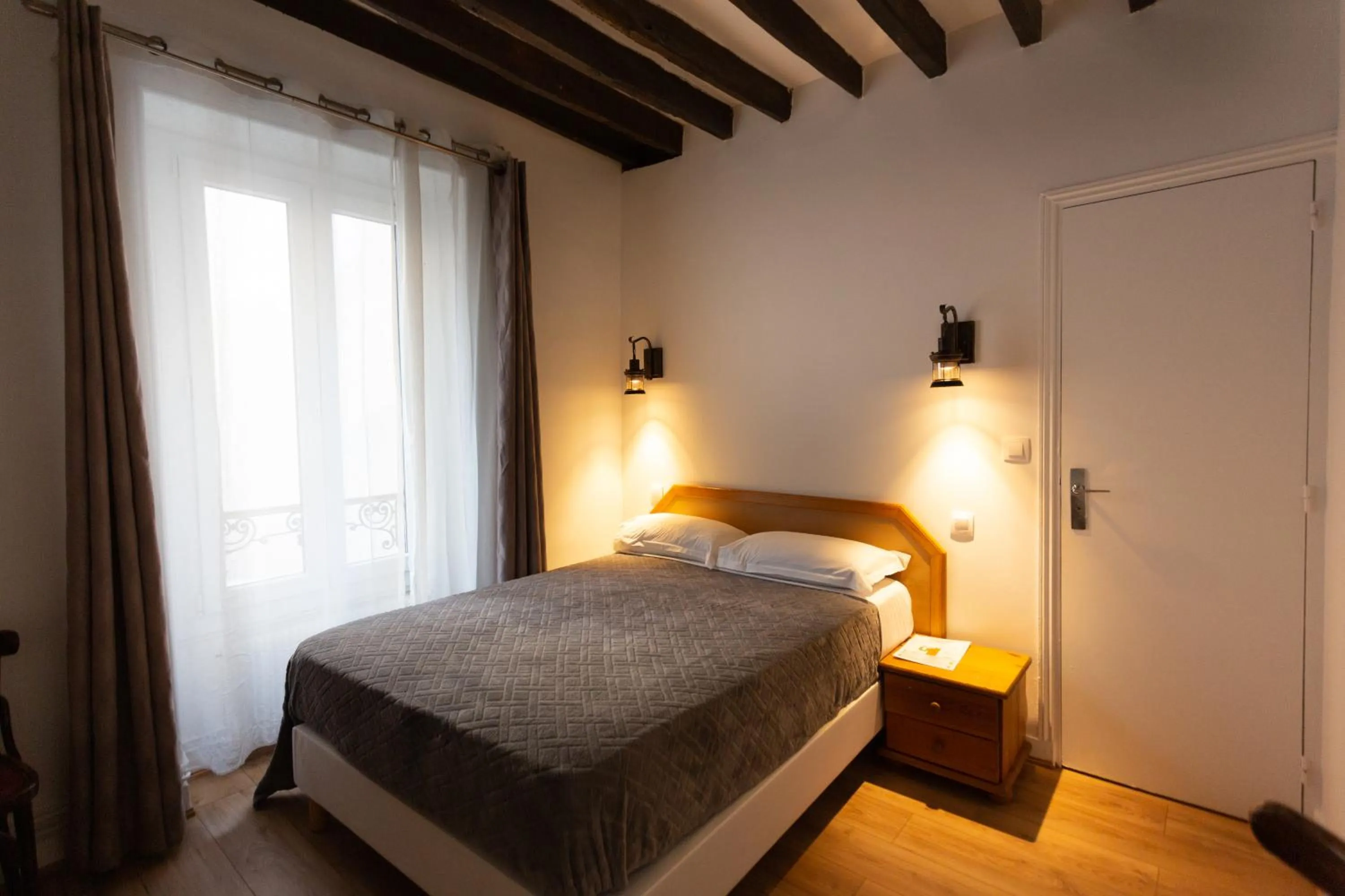 Bed in Hôtel Léonard de Vinci II