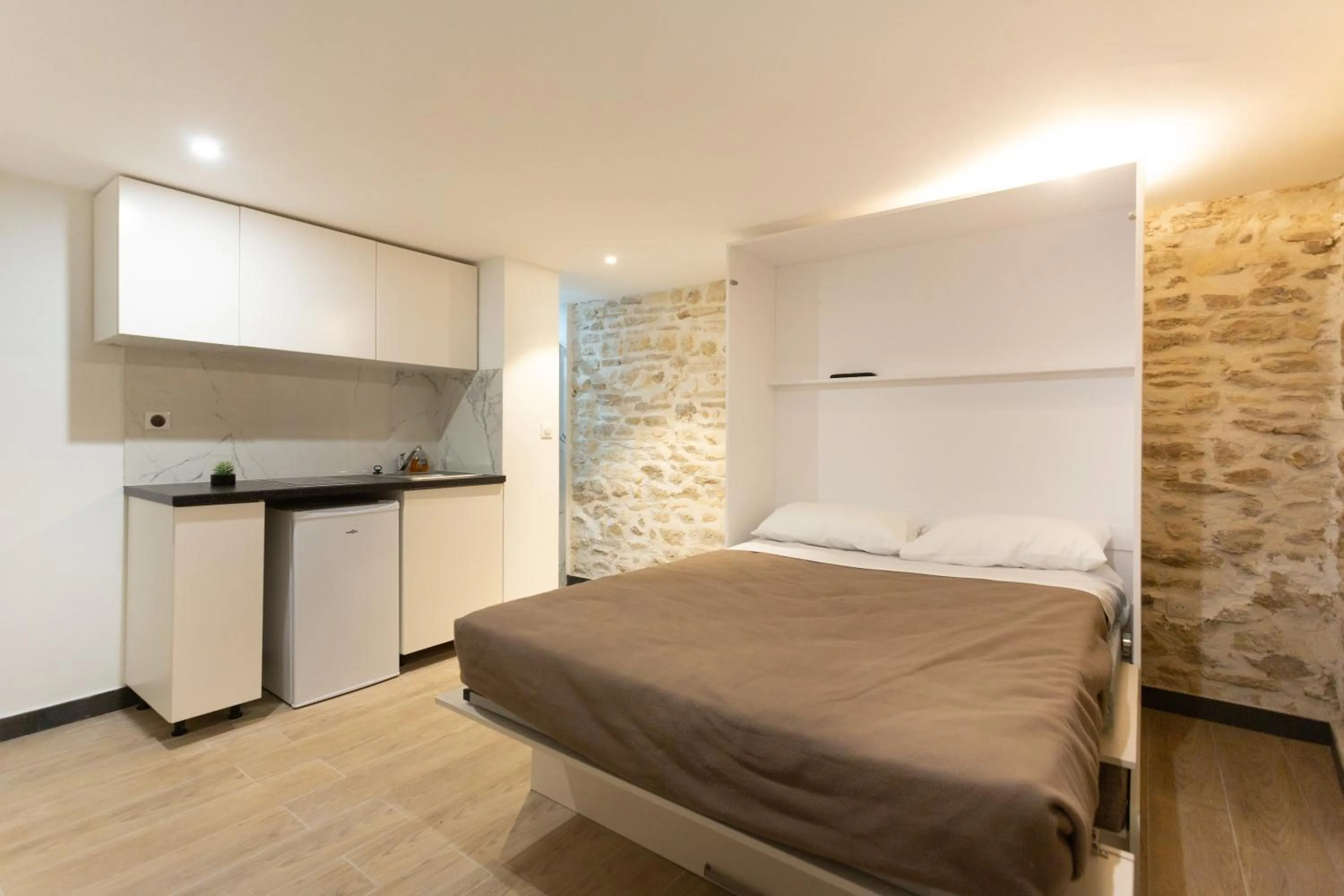 Photo of the whole room, Bed in Hôtel Léonard de Vinci II