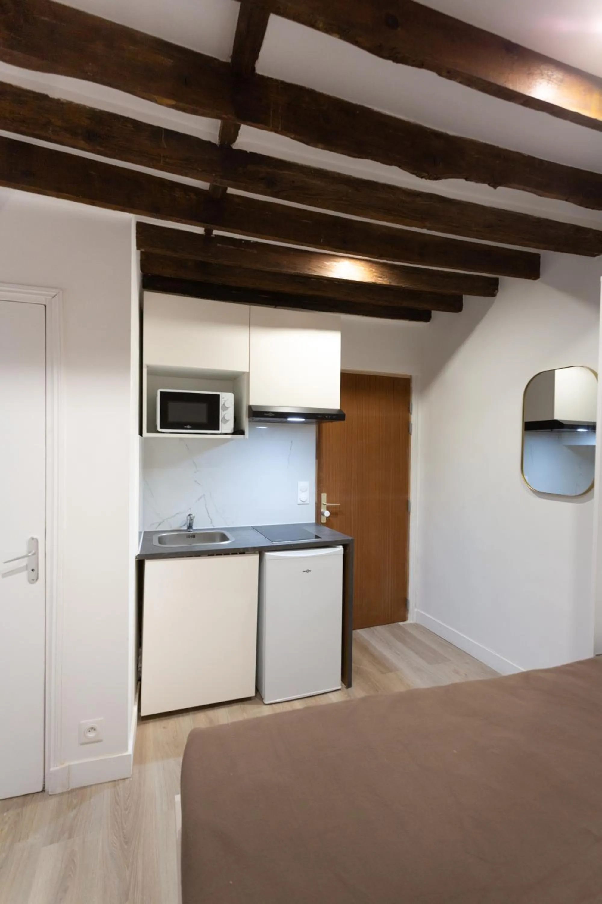 Kitchen or kitchenette in Hôtel Léonard de Vinci II