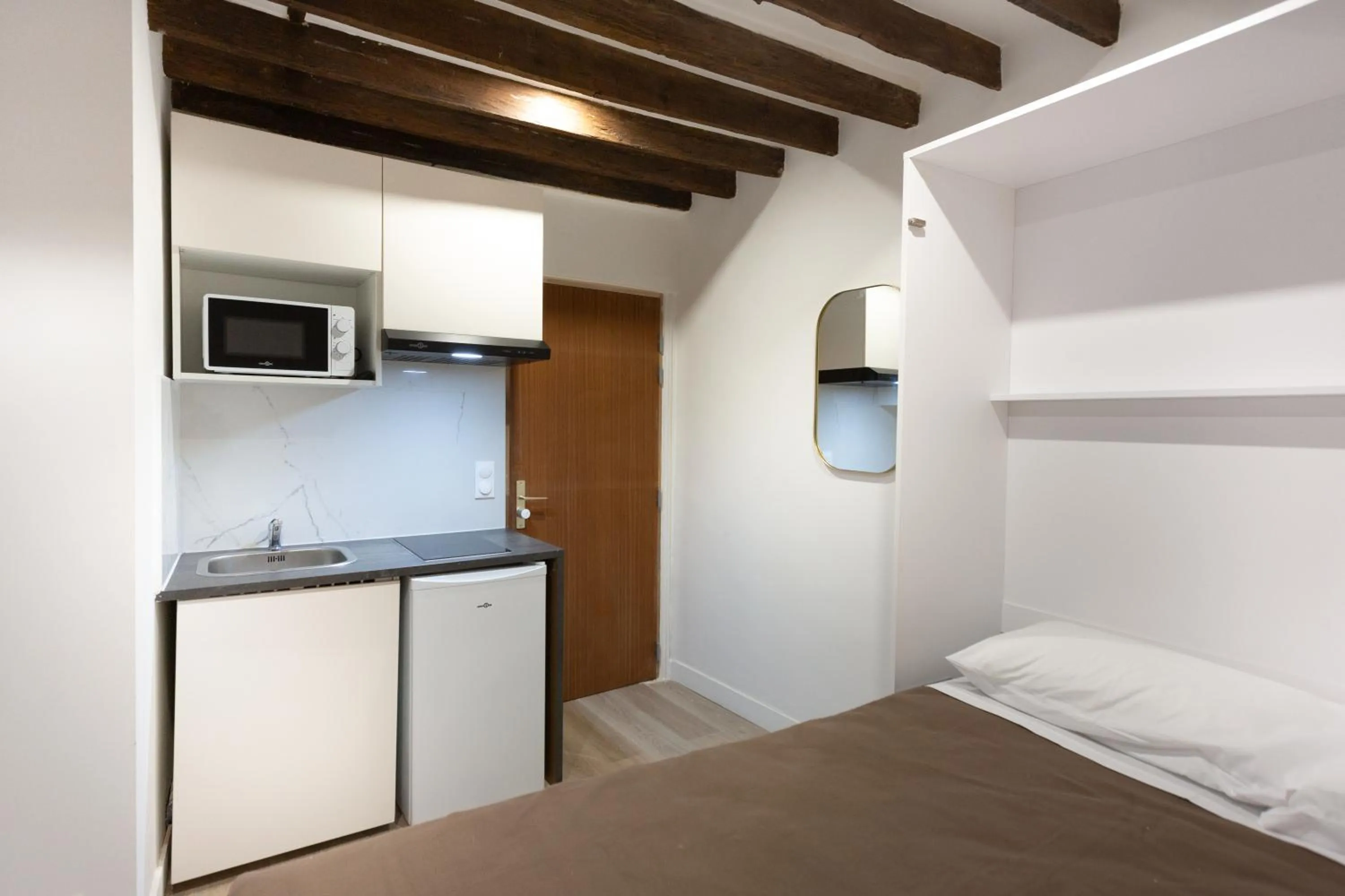 Bedroom, Bed in Hôtel Léonard de Vinci II