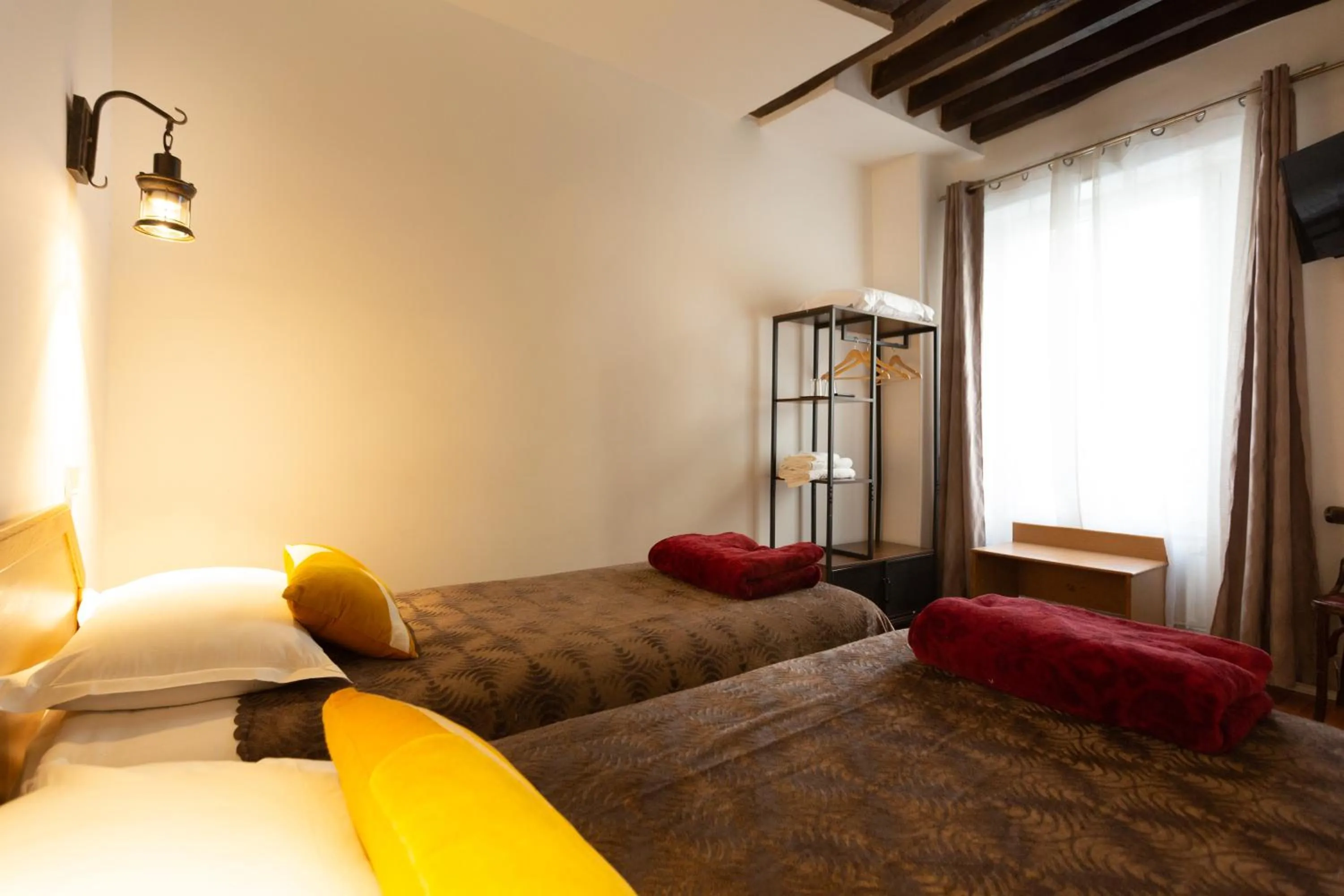 Bed in Hôtel Léonard de Vinci II