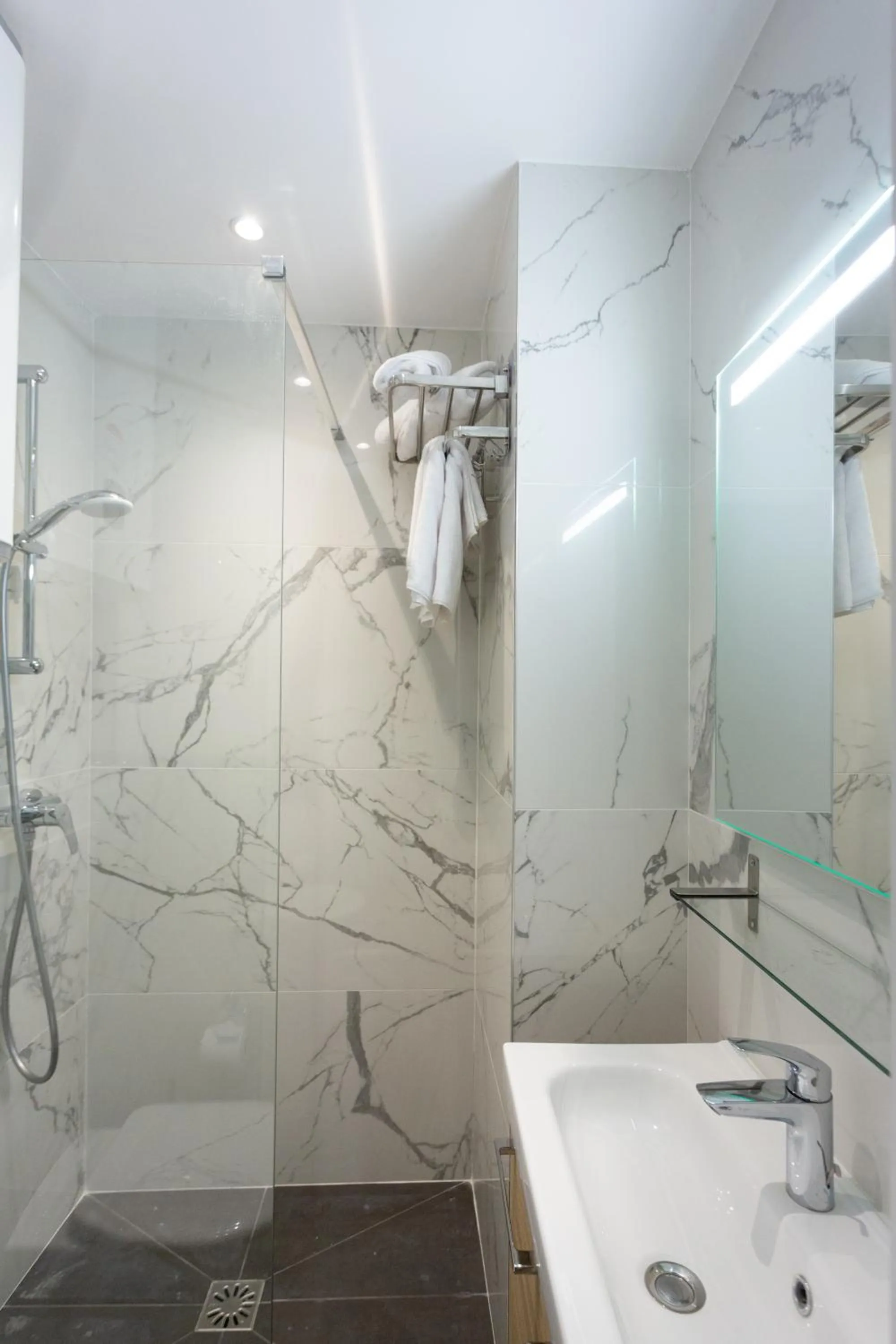 Bathroom in Hôtel Léonard de Vinci II