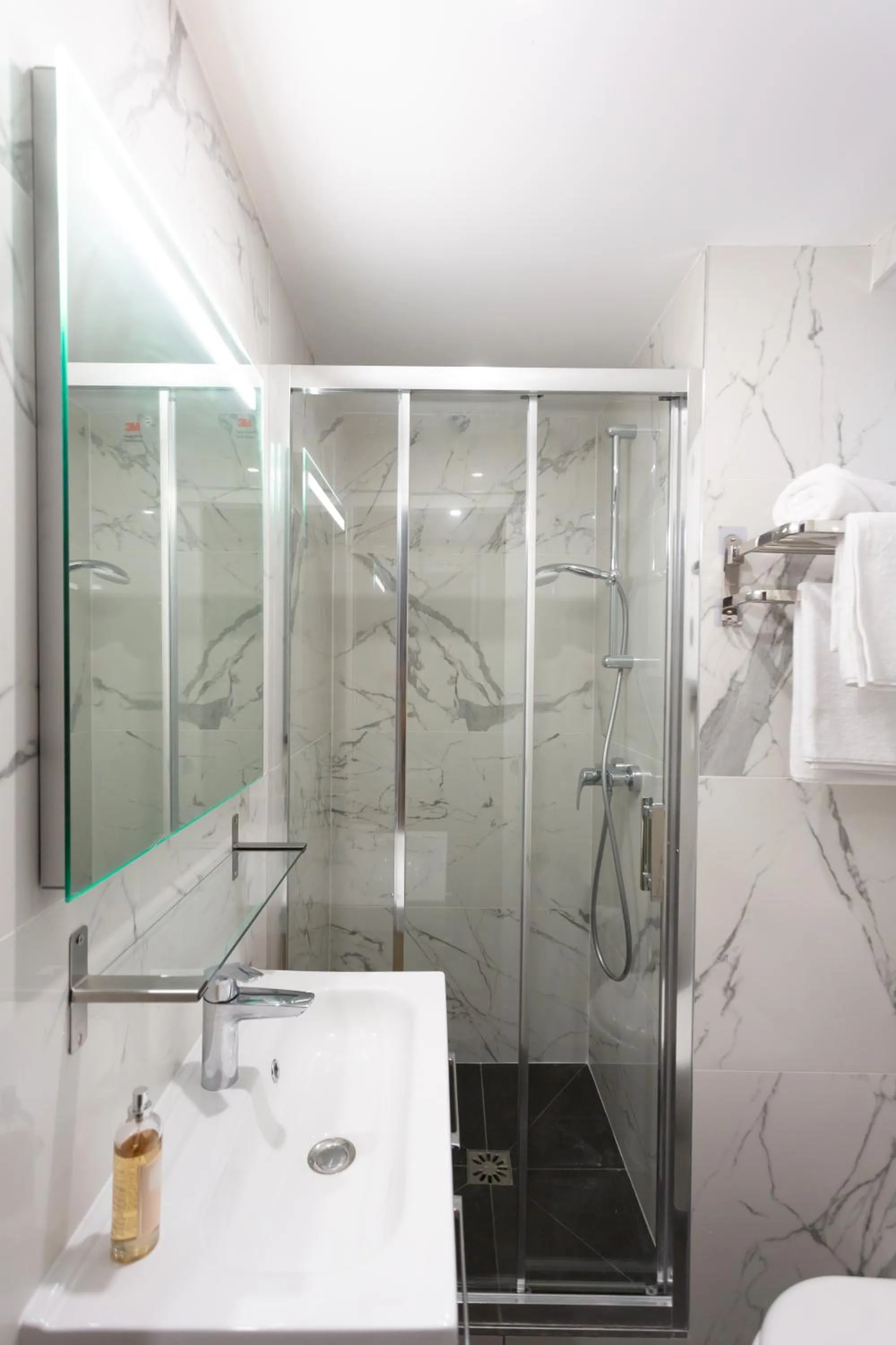 Bathroom in Hôtel Léonard de Vinci II