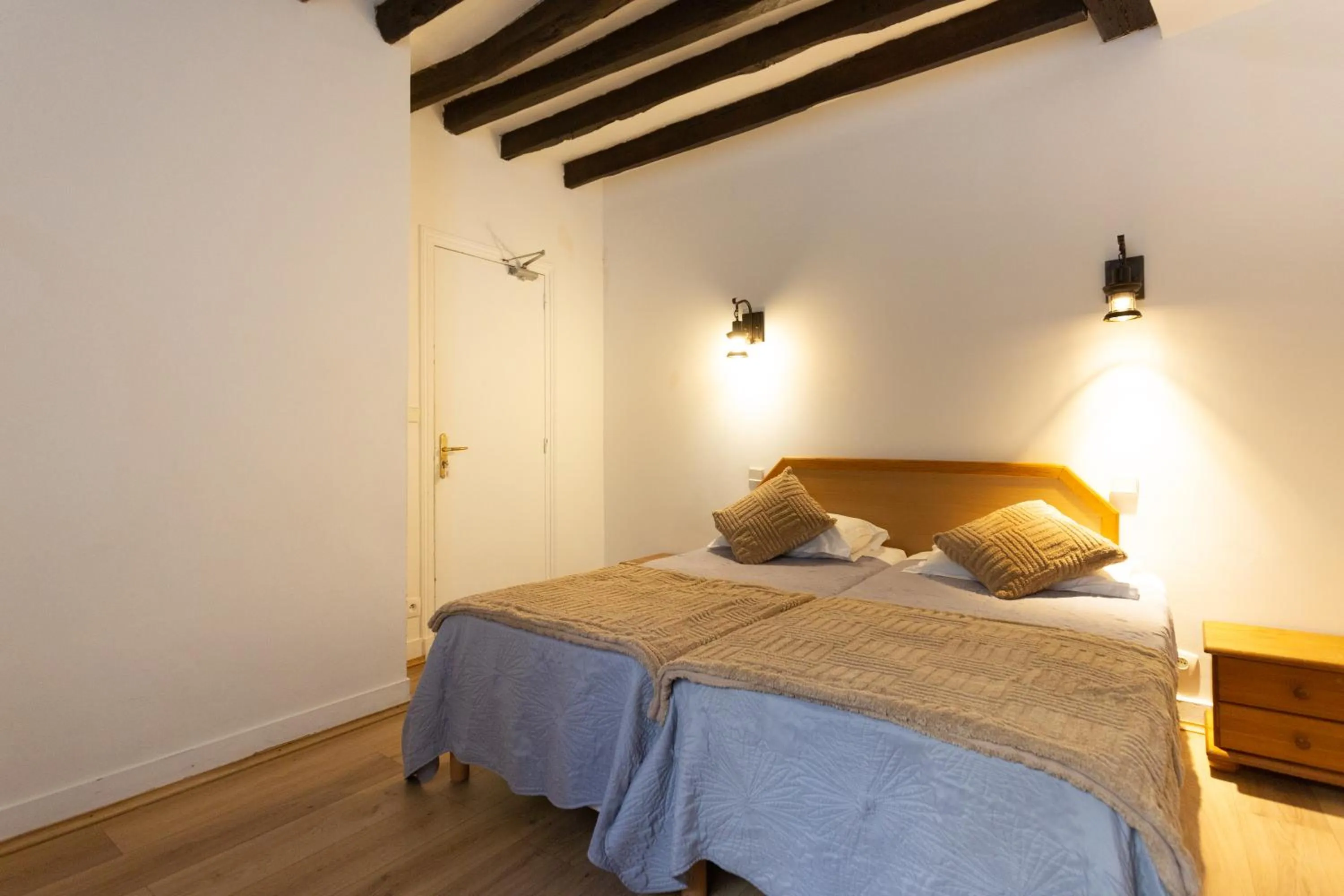 Bed in Hôtel Léonard de Vinci II