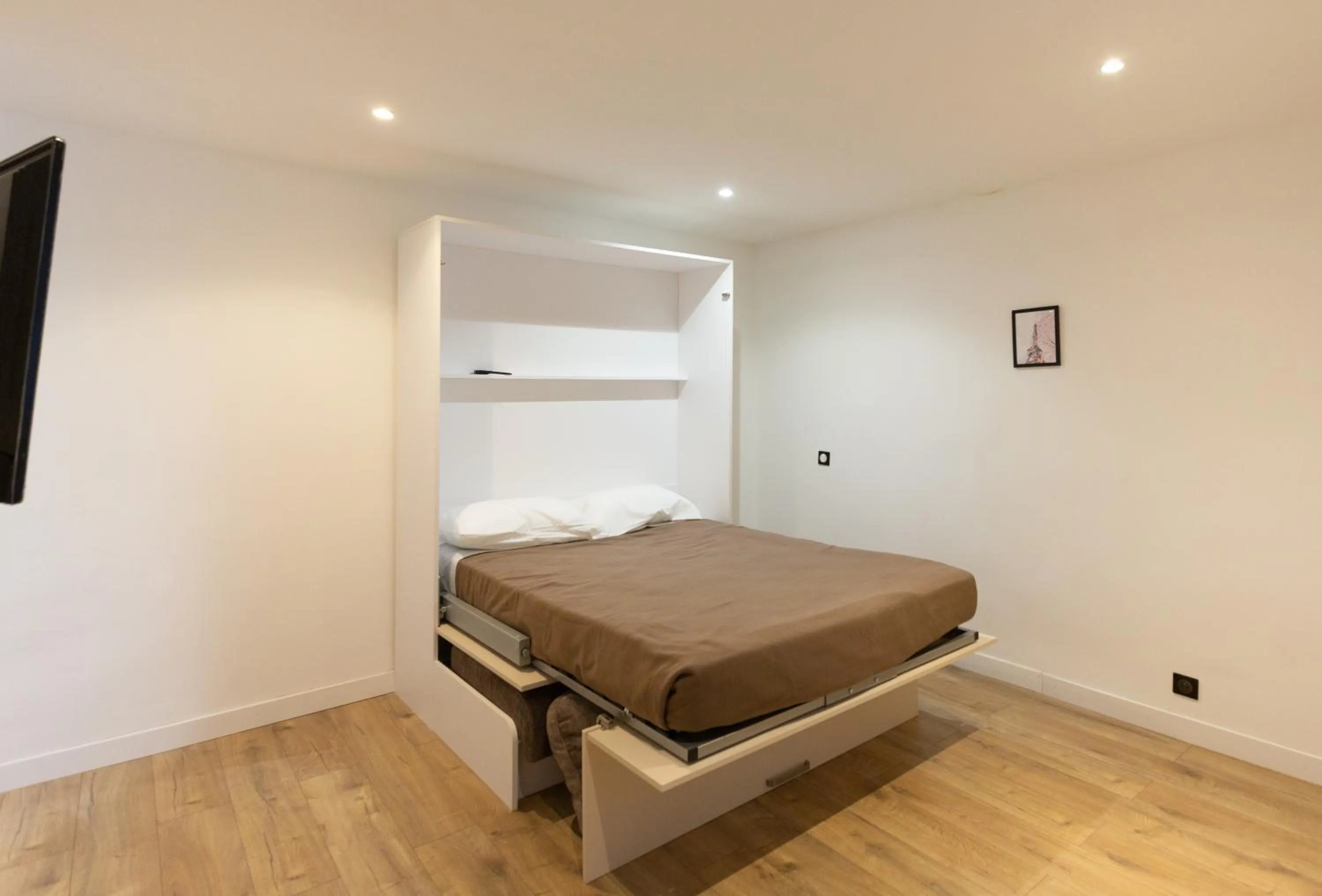 Bedroom, Bed in Hôtel Léonard de Vinci II