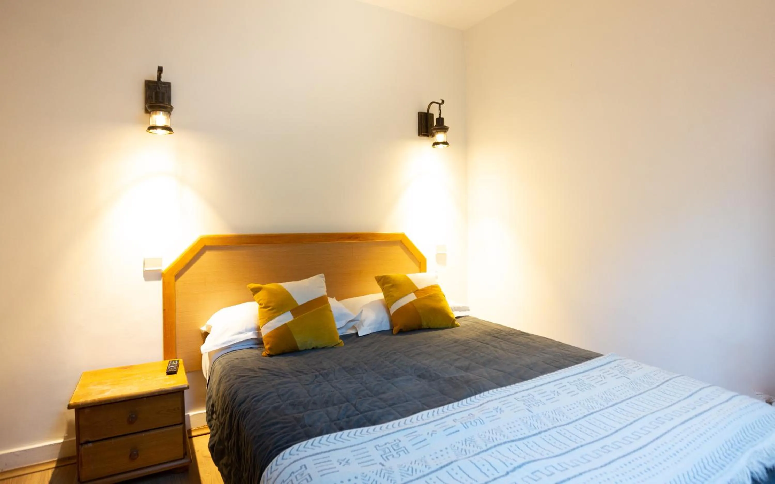 Bed in Hôtel Léonard de Vinci II