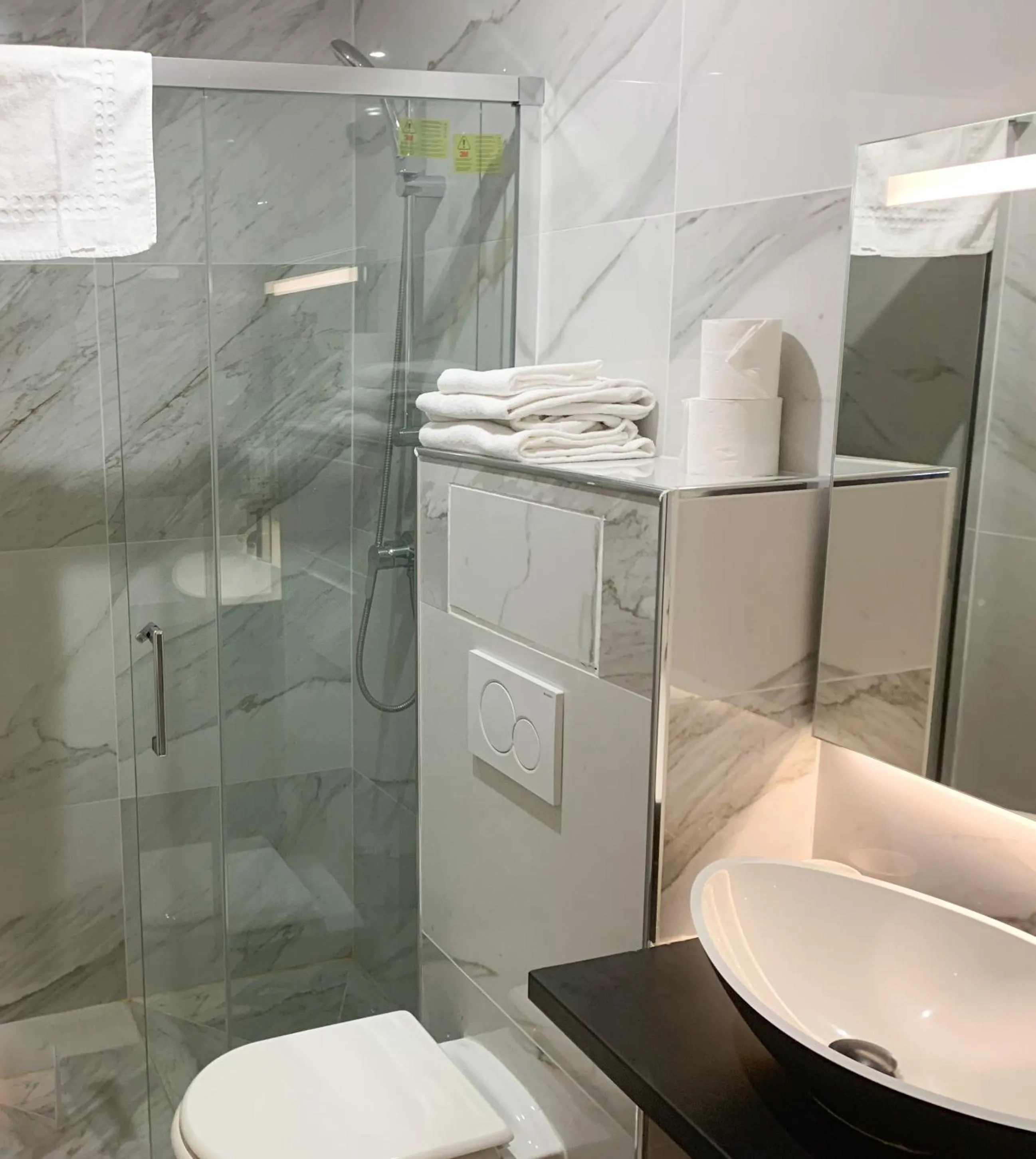 Bathroom in Hôtel Léonard de Vinci II