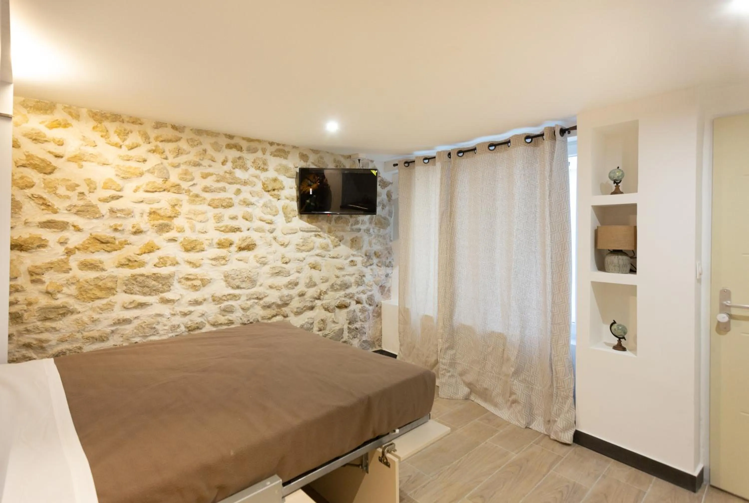 Bedroom in Hôtel Léonard de Vinci II