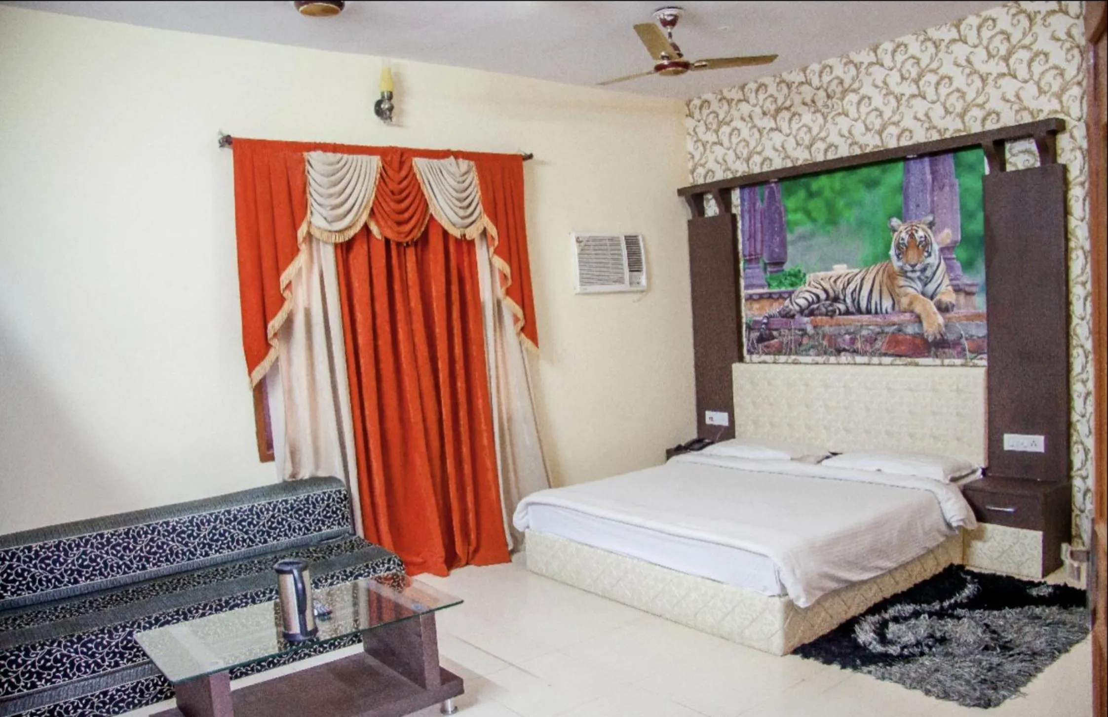 Seating area, Bed in Hotel Sanctuary Resort