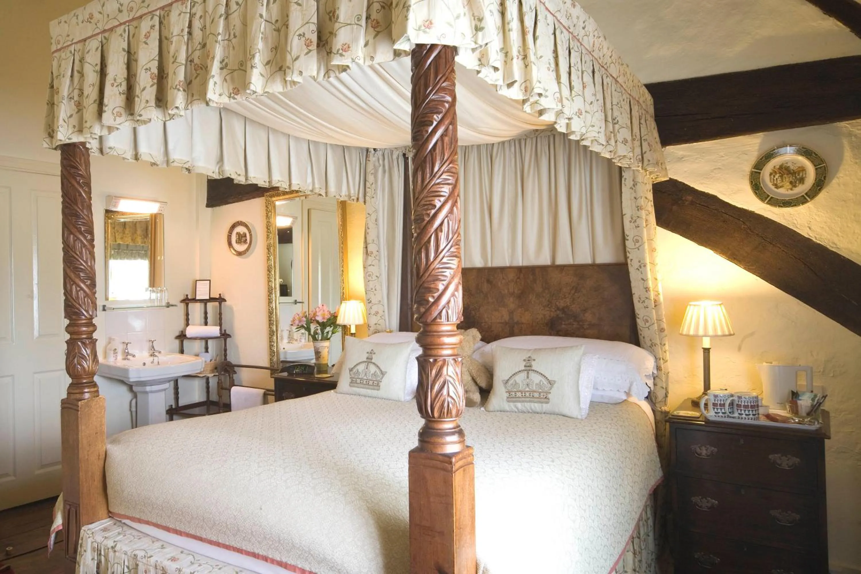 Photo of the whole room, Bed in Park Cottage