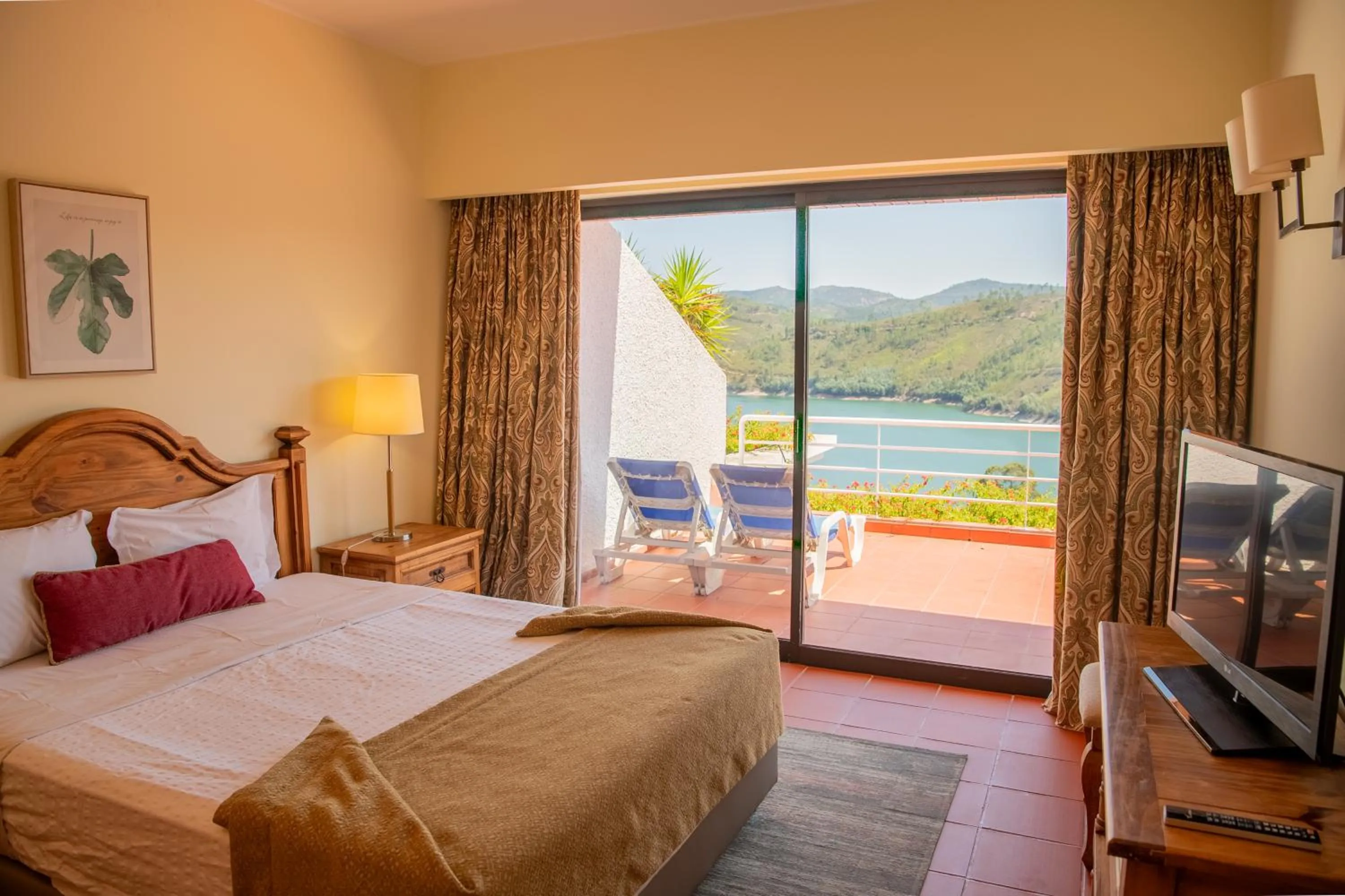 Bedroom, Bed in Apartamentos do Lago