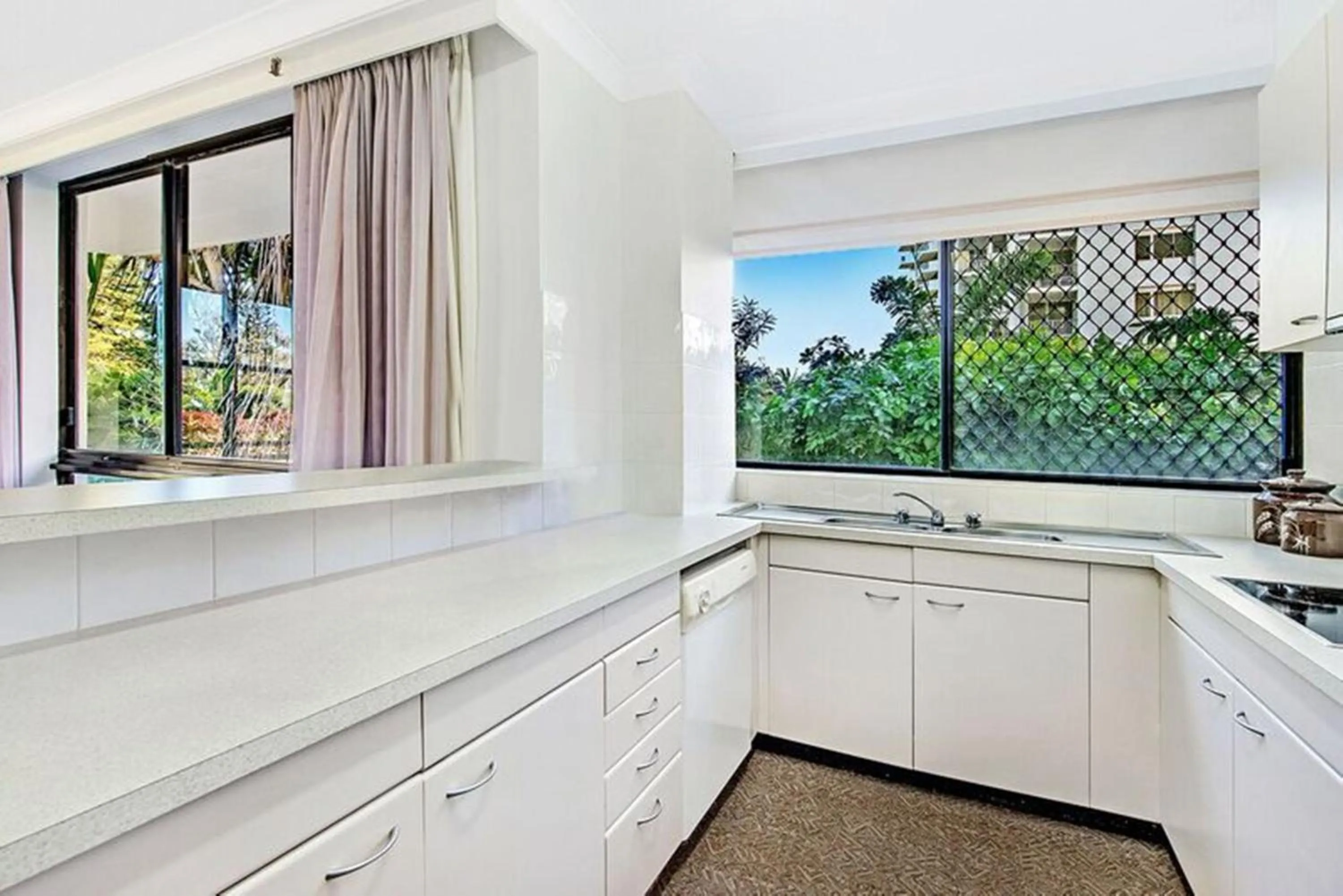 Kitchen or kitchenette in ULTIQA Beach Haven on Broadbeach