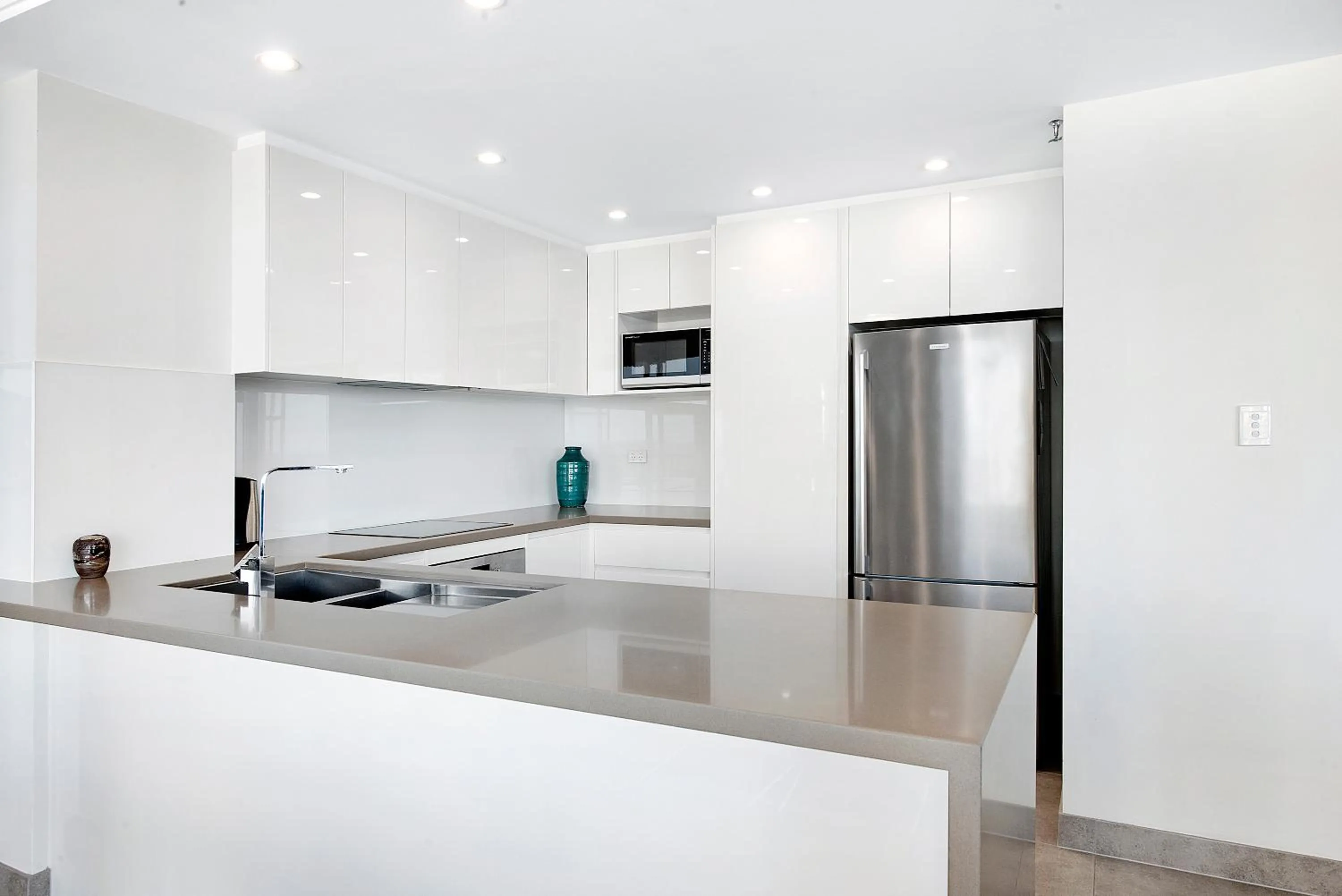 Kitchen or kitchenette in ULTIQA Beach Haven on Broadbeach