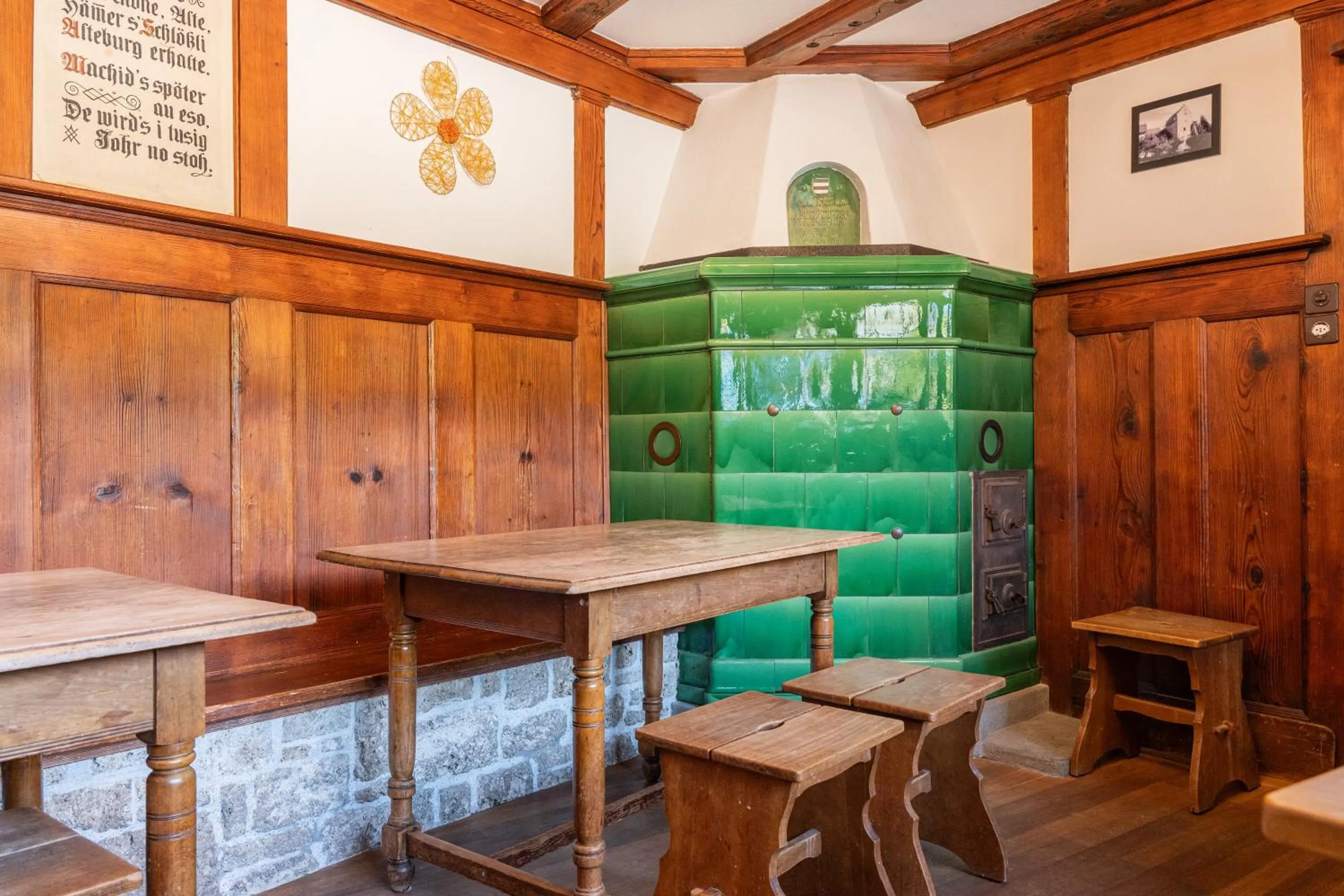 Communal lounge/ TV room in Brugg Youth Hostel